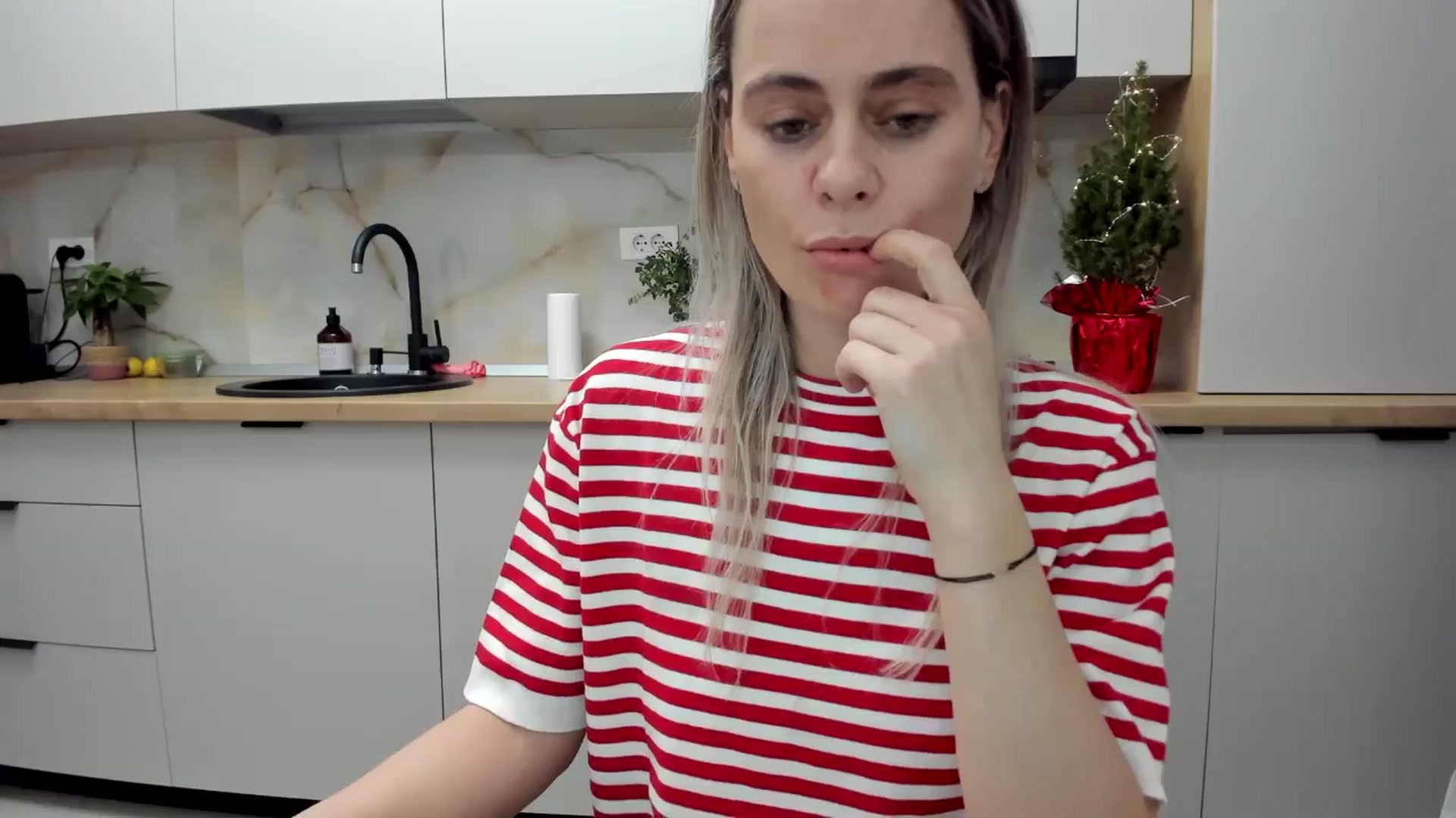 Gallery image thumbnail from DebbyPaige's myfreecams stream on, 12/29/2024, 20:52 image 5 of 20