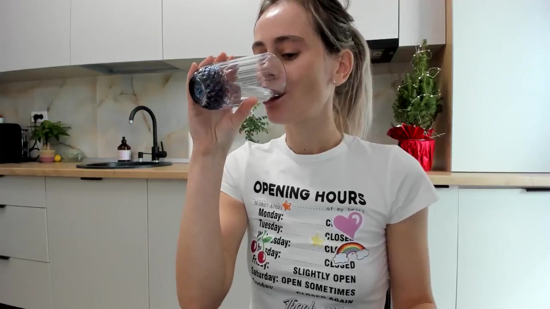 Gallery image thumbnail from DebbyPaige's myfreecams stream on, 12/30/2024, 10:51 image 12 of 20