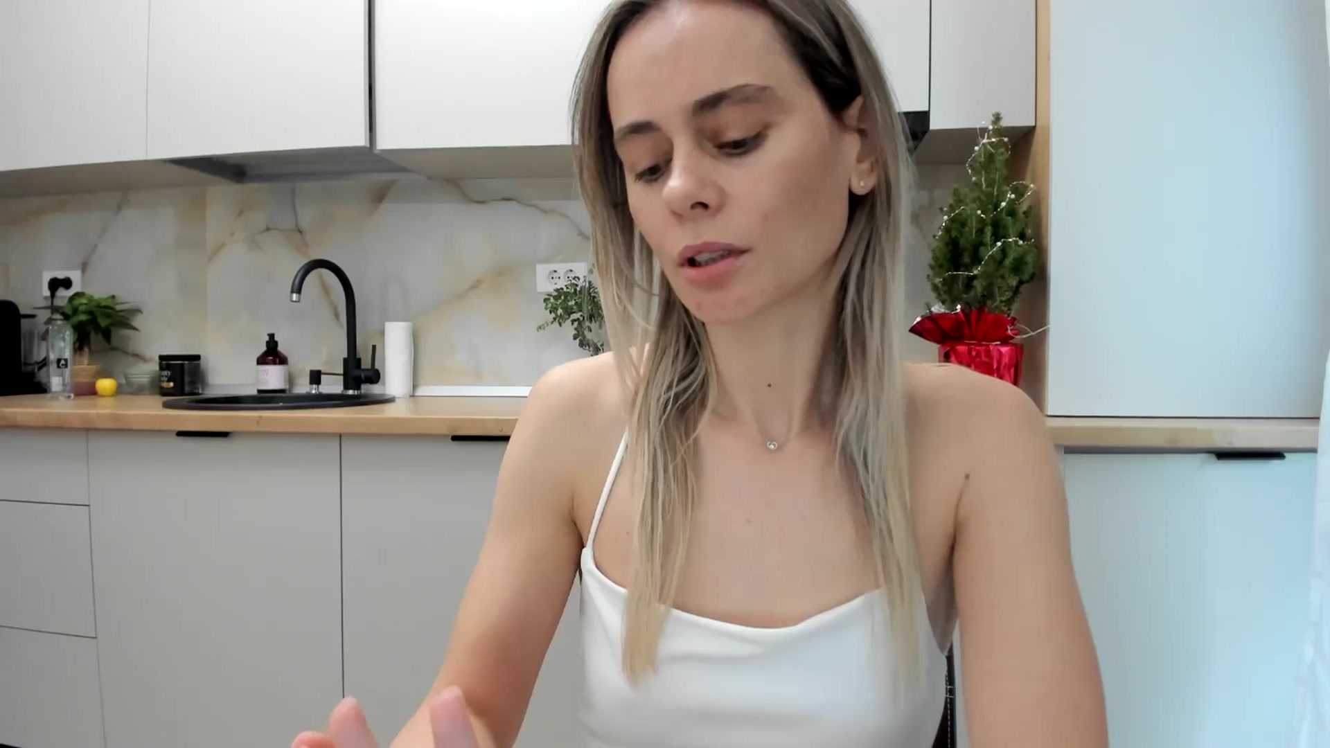 Gallery image thumbnail from DebbyPaige's myfreecams stream on, 12/31/2024, 13:19 image 11 of 20