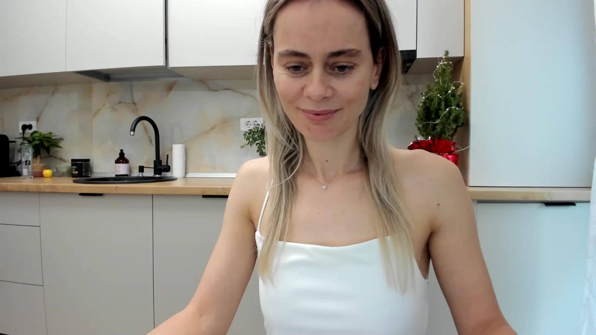 Gallery image thumbnail from DebbyPaige's myfreecams stream on, 12/31/2024, 13:19 image 17 of 20