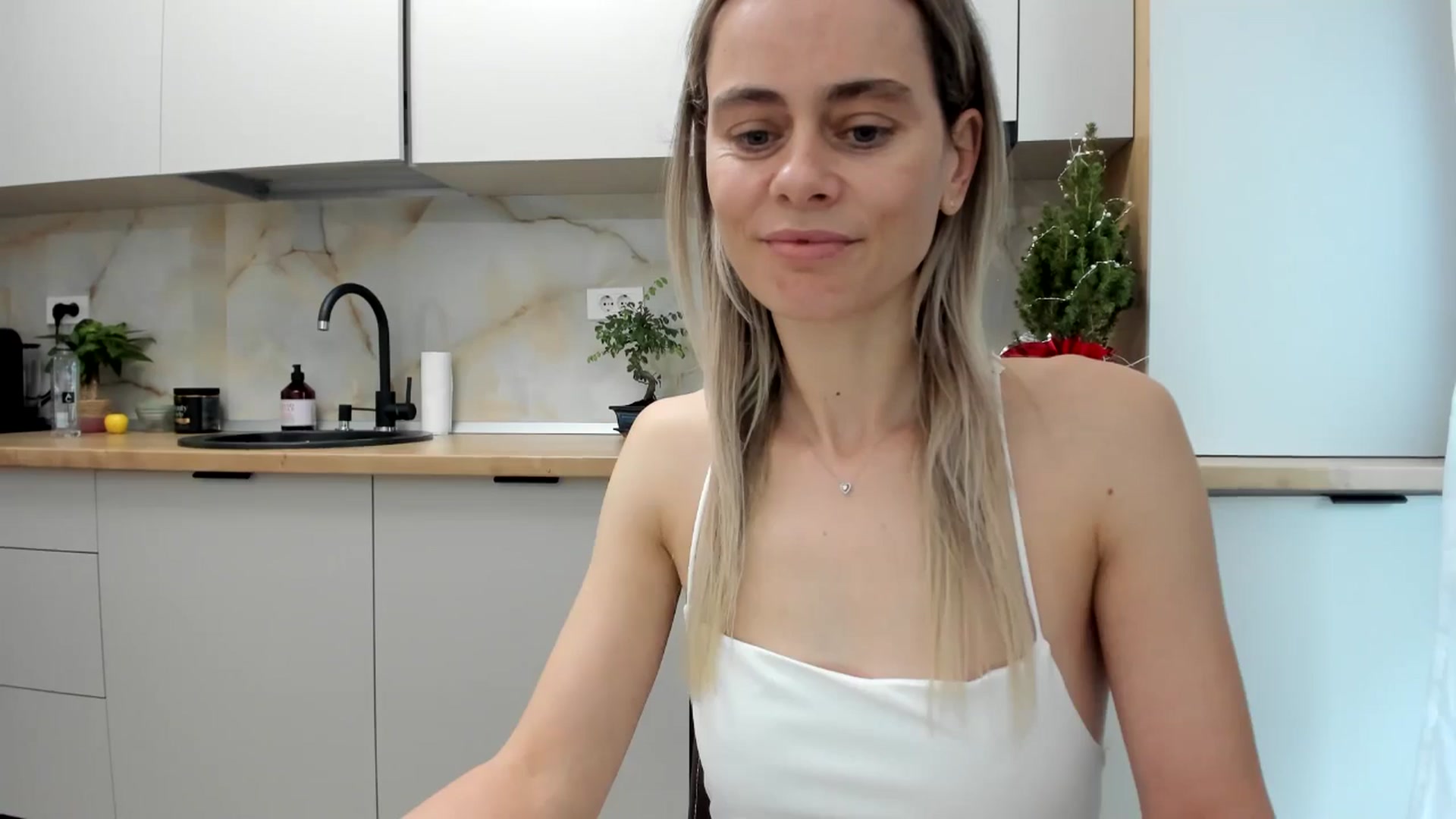 Gallery image thumbnail from DebbyPaige's myfreecams stream on, 12/31/2024, 13:19 image 3 of 20