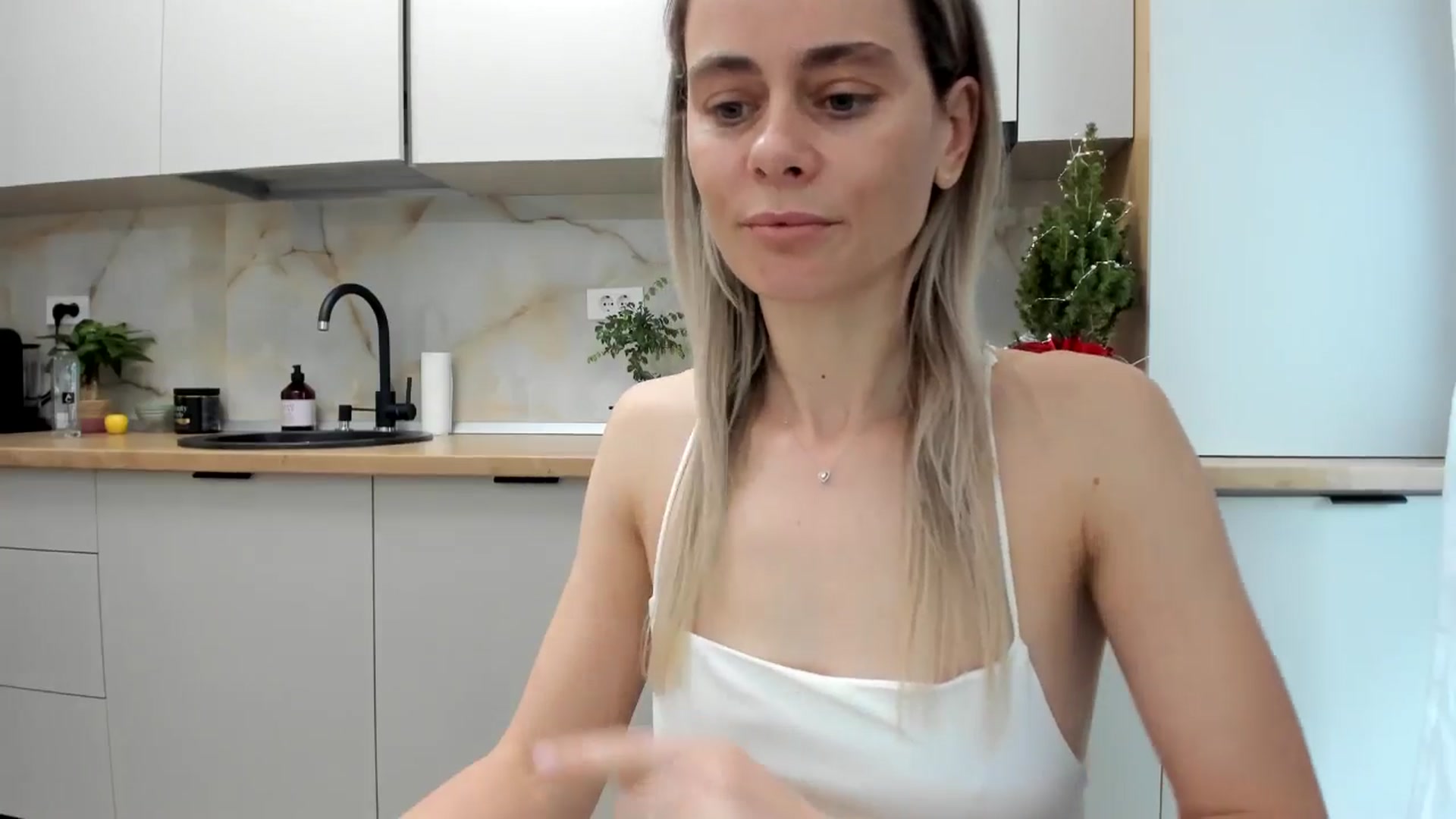 Gallery image thumbnail from DebbyPaige's myfreecams stream on, 12/31/2024, 13:19 image 2 of 20