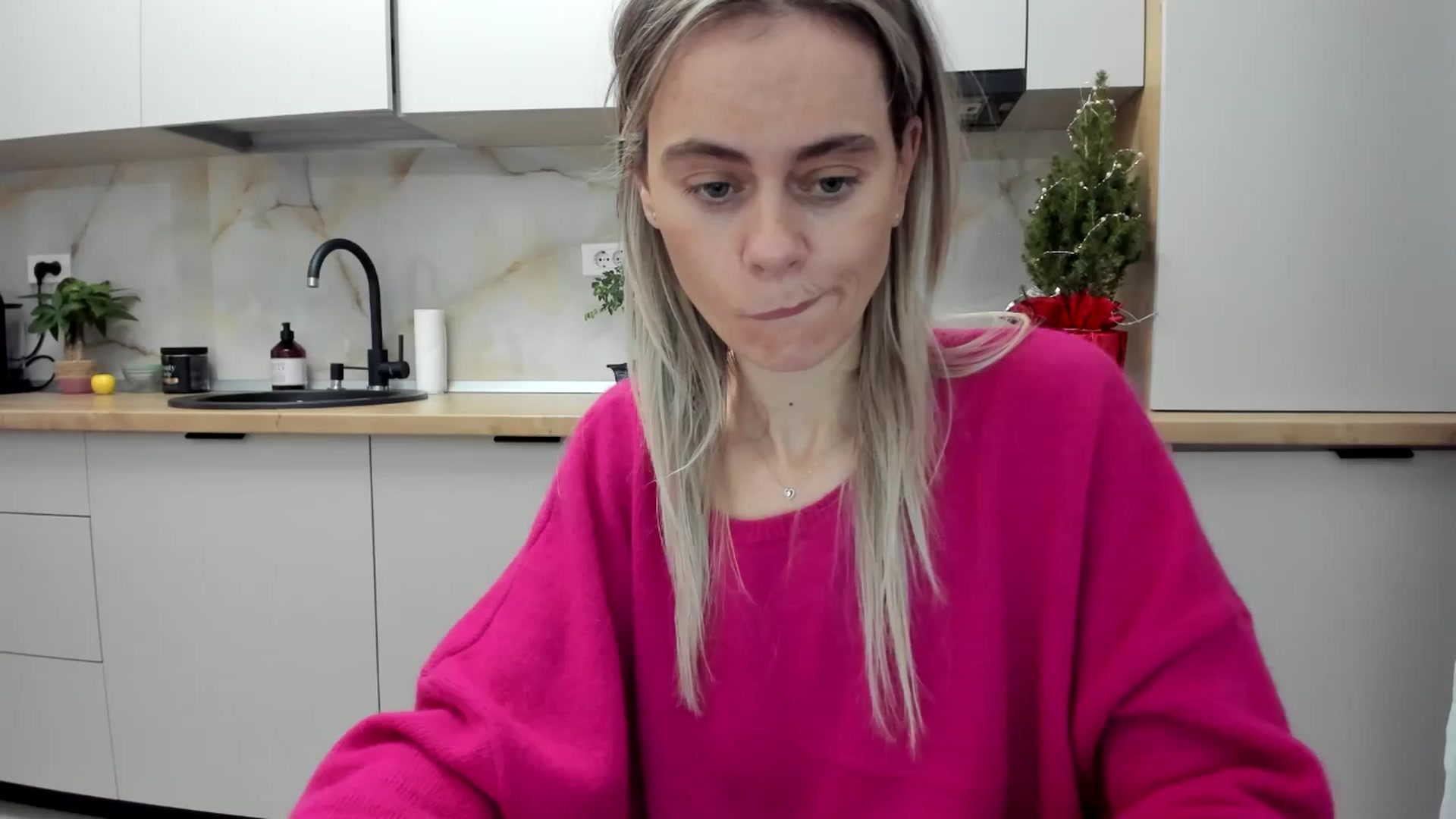 Gallery image thumbnail from DebbyPaige's myfreecams stream on, 12/31/2024, 15:42 image 13 of 20