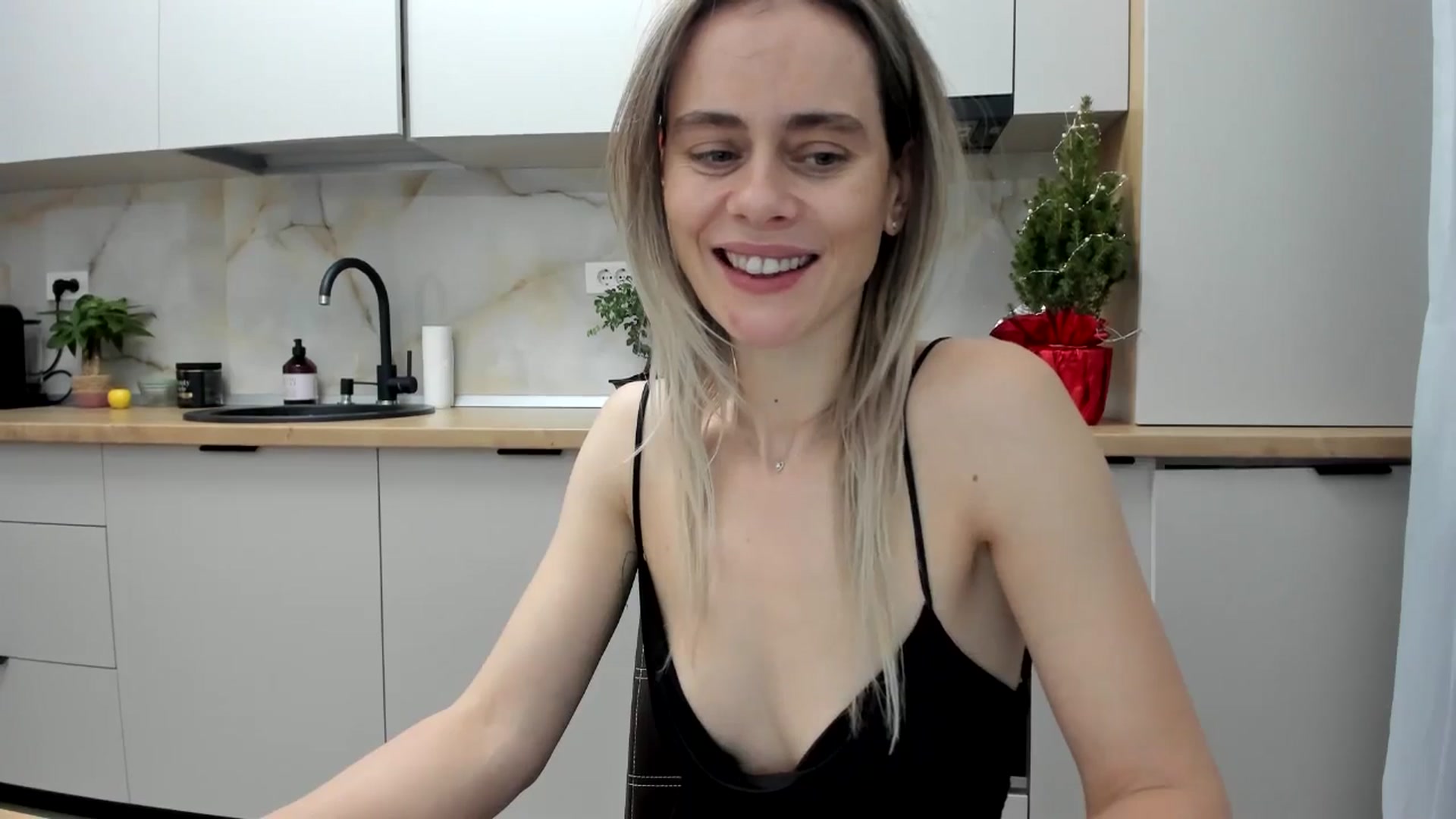 Gallery image thumbnail from DebbyPaige's myfreecams stream on, 12/31/2024, 15:42 image 19 of 20