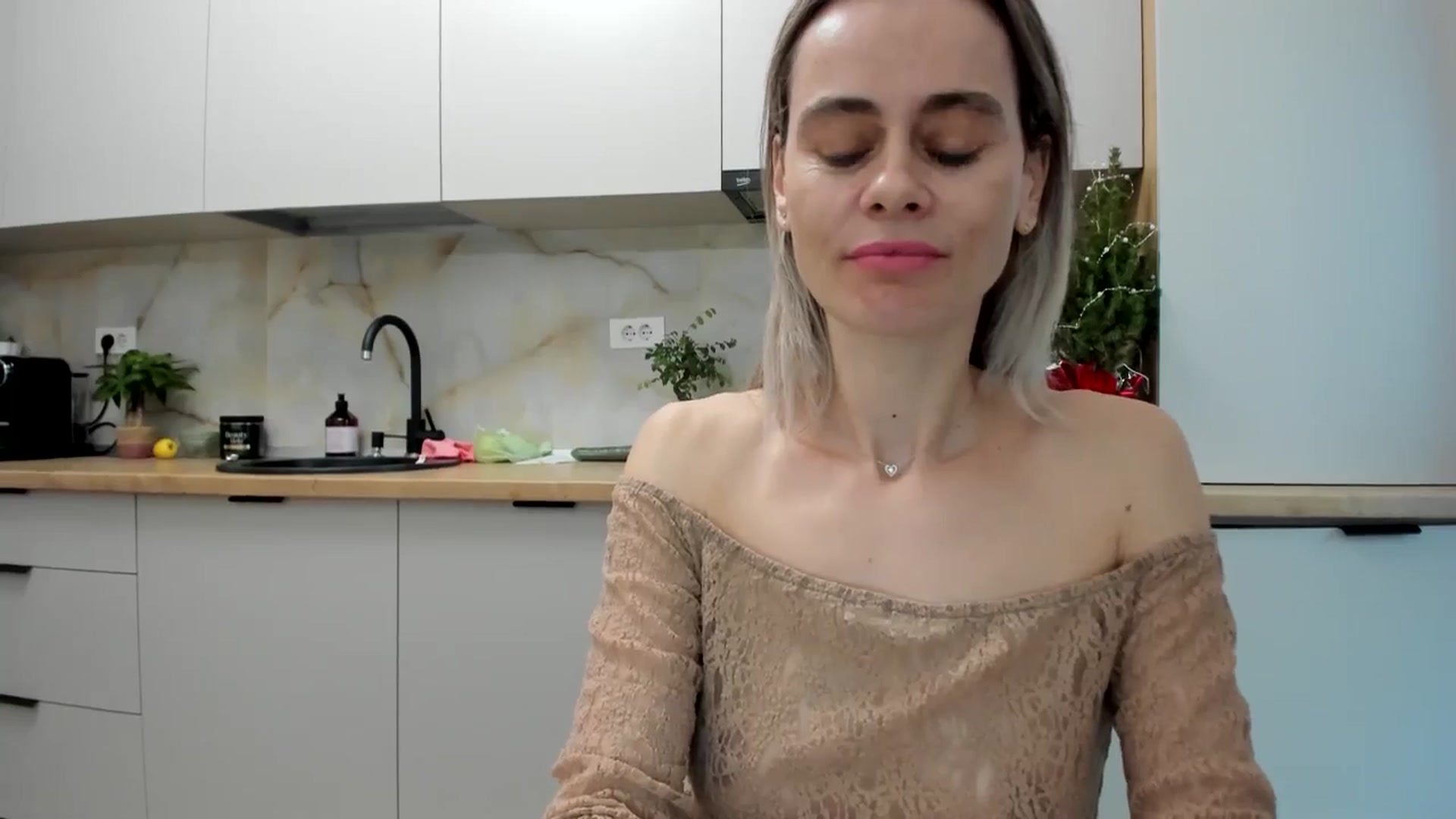 Gallery image thumbnail from DebbyPaige's myfreecams stream on, 01/04/2025, 15:00 image 7 of 20