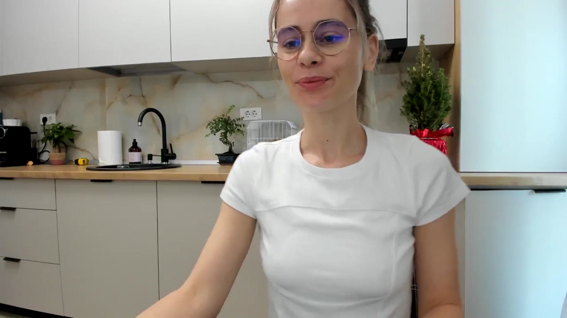 Gallery image thumbnail from DebbyPaige's myfreecams stream on, 01/08/2025, 09:33 image 14 of 20