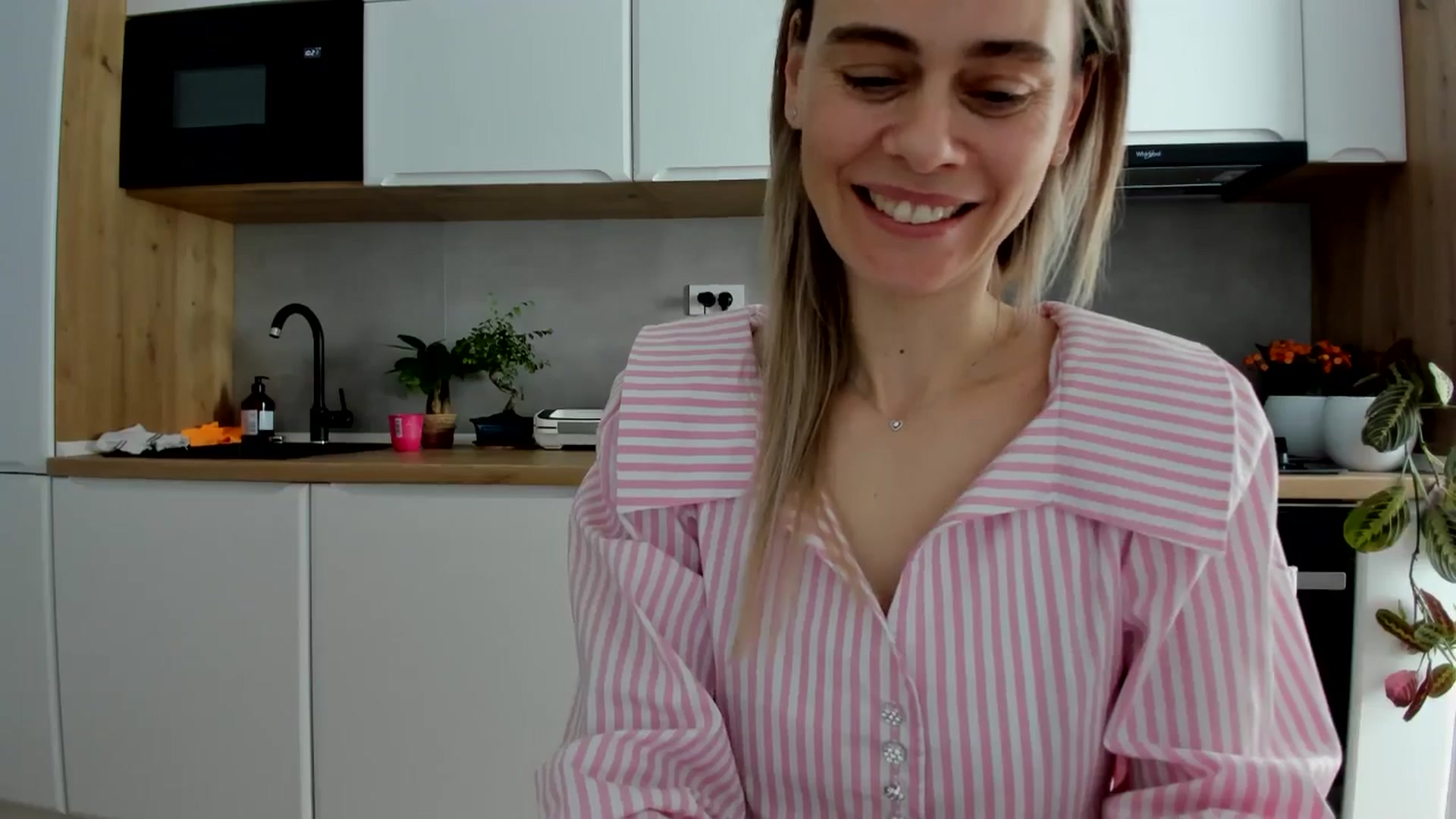 Gallery image thumbnail from DebbyPaige's myfreecams stream on, 02/17/2025, 11:43 image 17 of 20