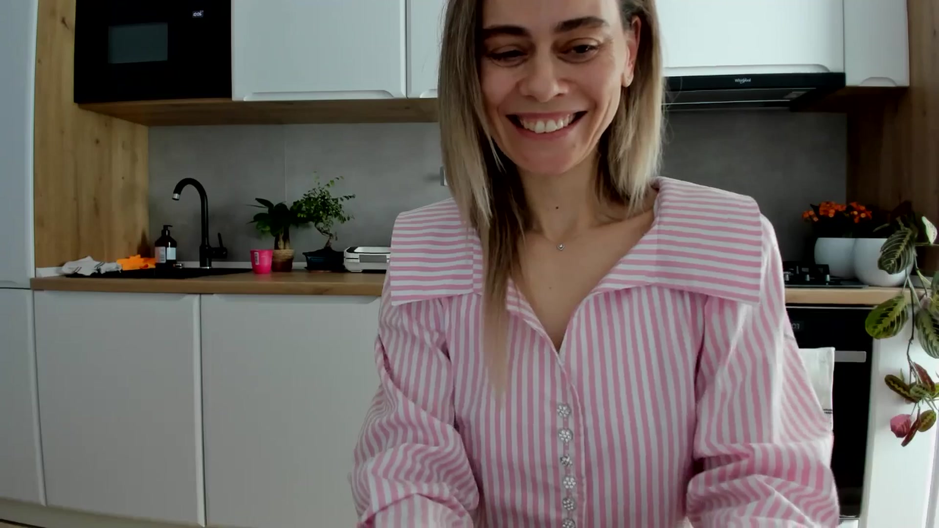 Gallery image thumbnail from DebbyPaige's myfreecams stream on, 02/17/2025, 11:43 image 14 of 20