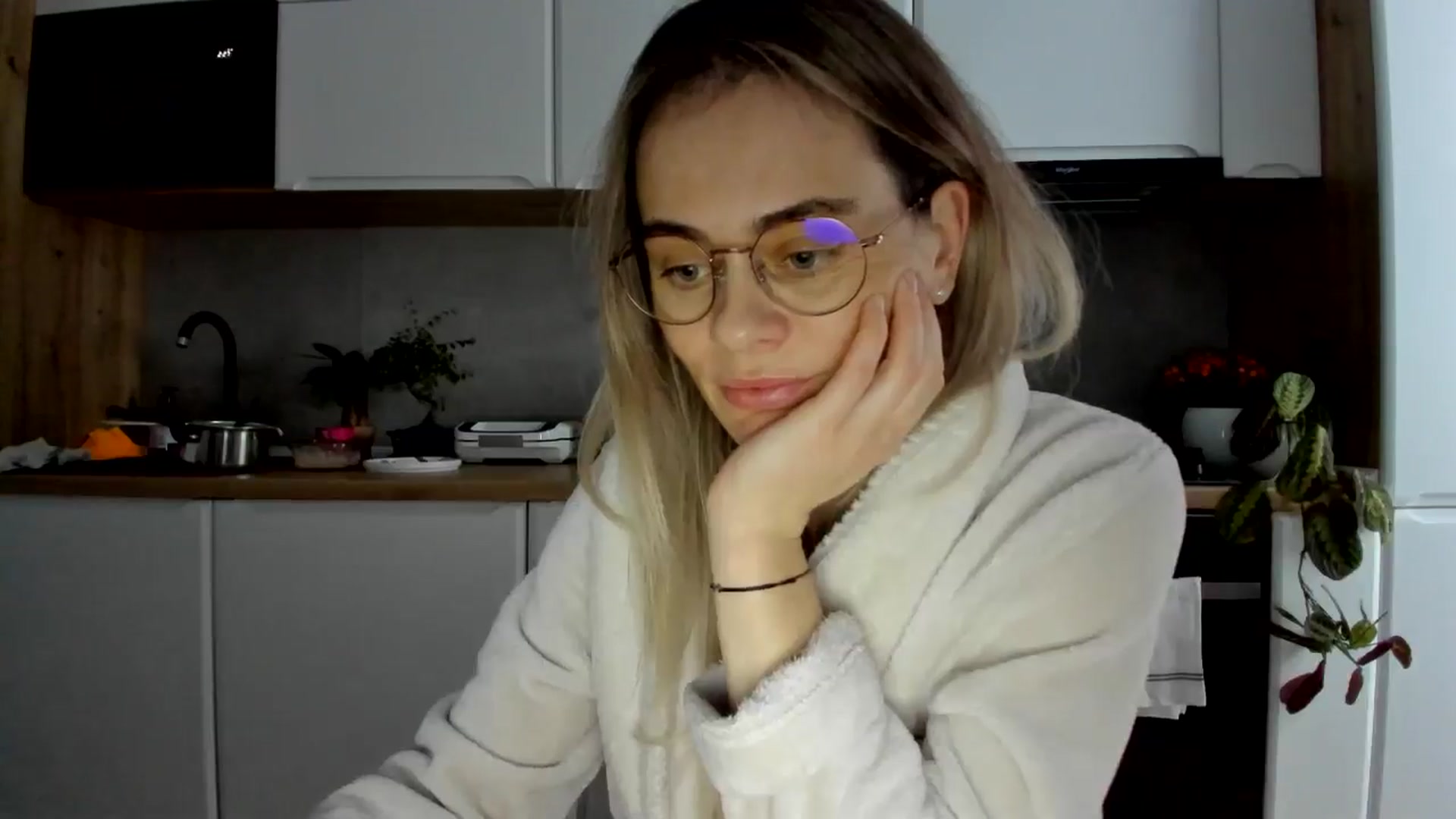 Gallery image thumbnail from DebbyPaige's myfreecams stream on, 02/17/2025, 16:27 image 6 of 20
