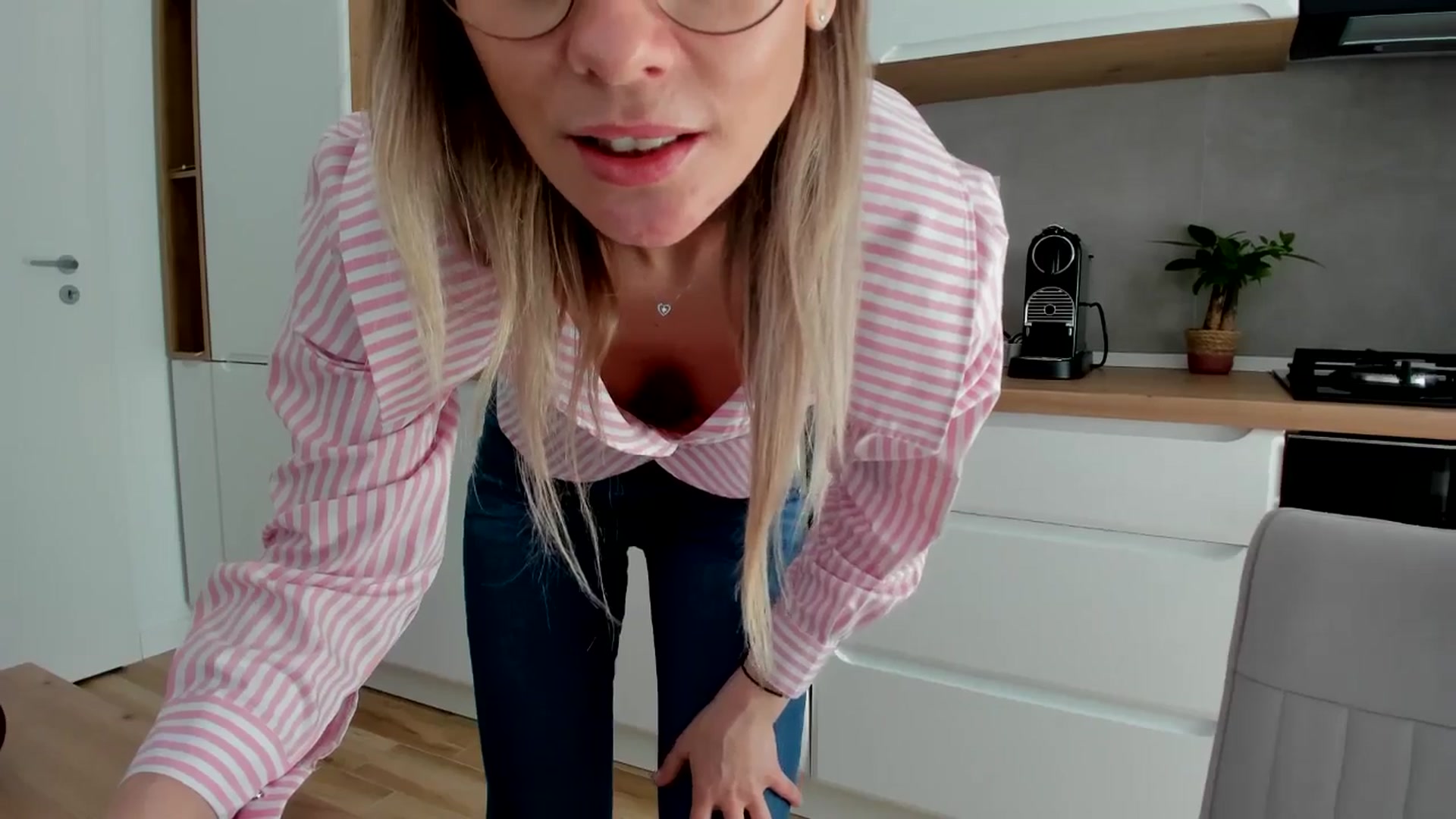 Gallery image thumbnail from DebbyPaige's myfreecams stream on, 03/18/2025, 12:19 image 9 of 20