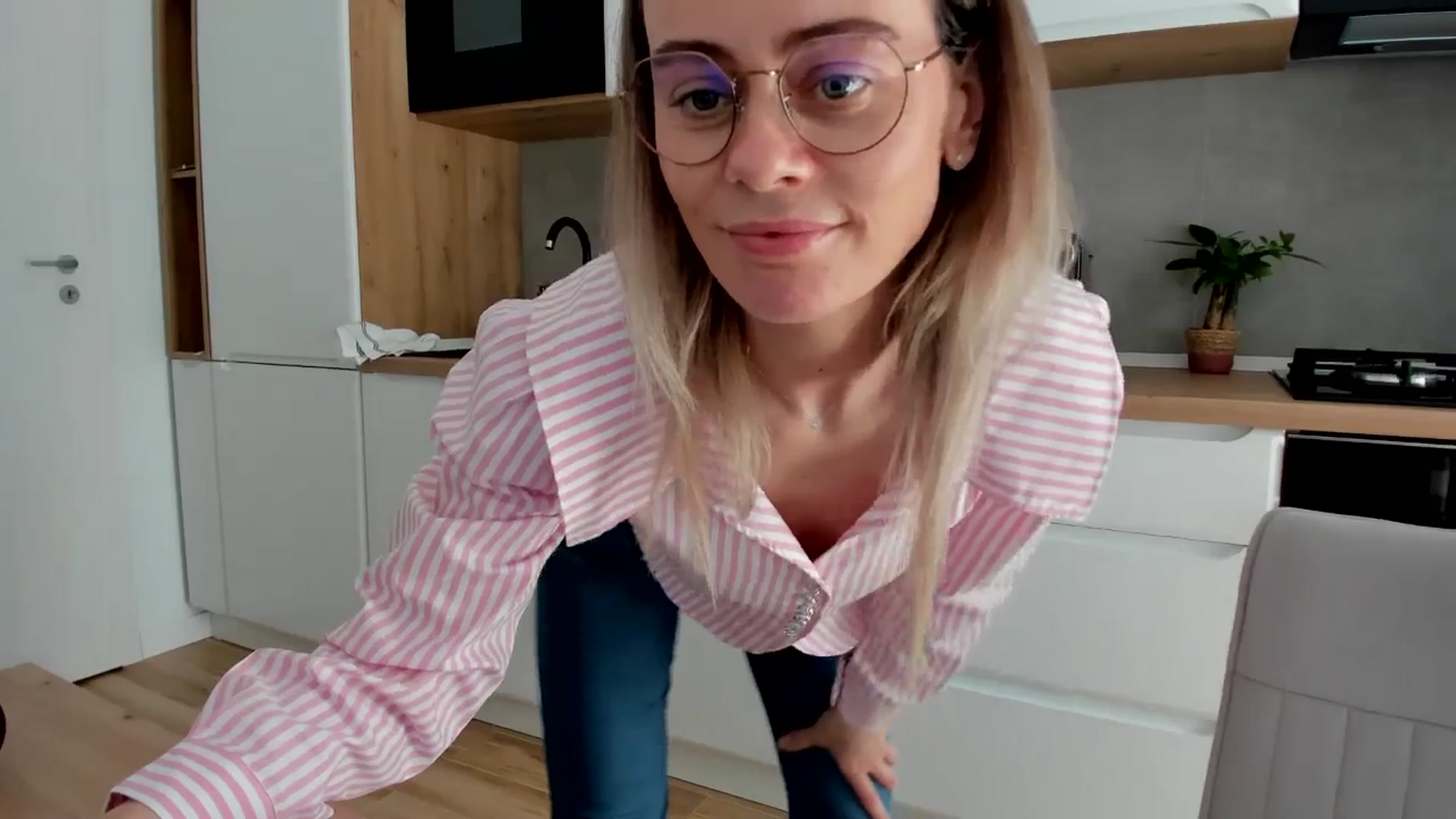 Gallery image thumbnail from DebbyPaige's myfreecams stream on, 03/18/2025, 12:19 image 7 of 20