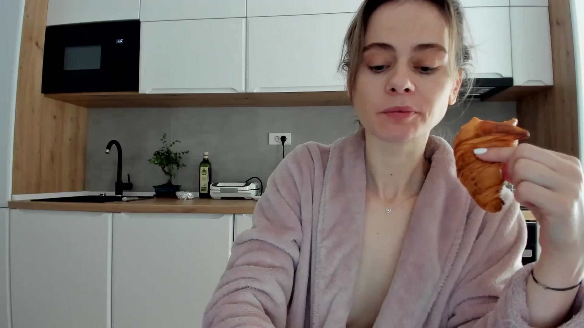 Gallery image thumbnail from DebbyPaige's myfreecams stream on, 04/04/2025, 09:08 image 18 of 20