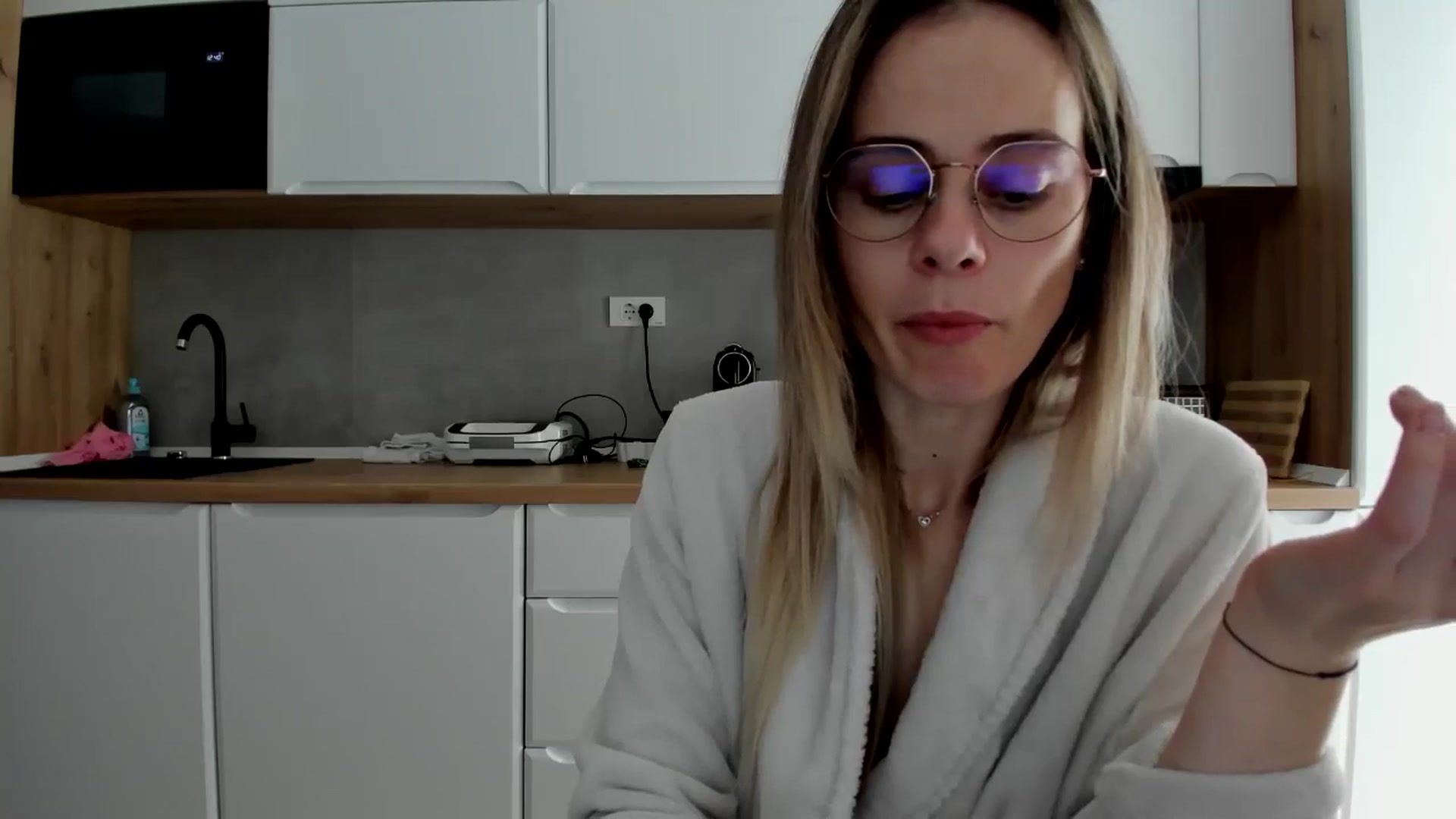 Gallery image thumbnail from DebbyPaige's myfreecams stream on, 04/07/2025, 10:59 image 11 of 20