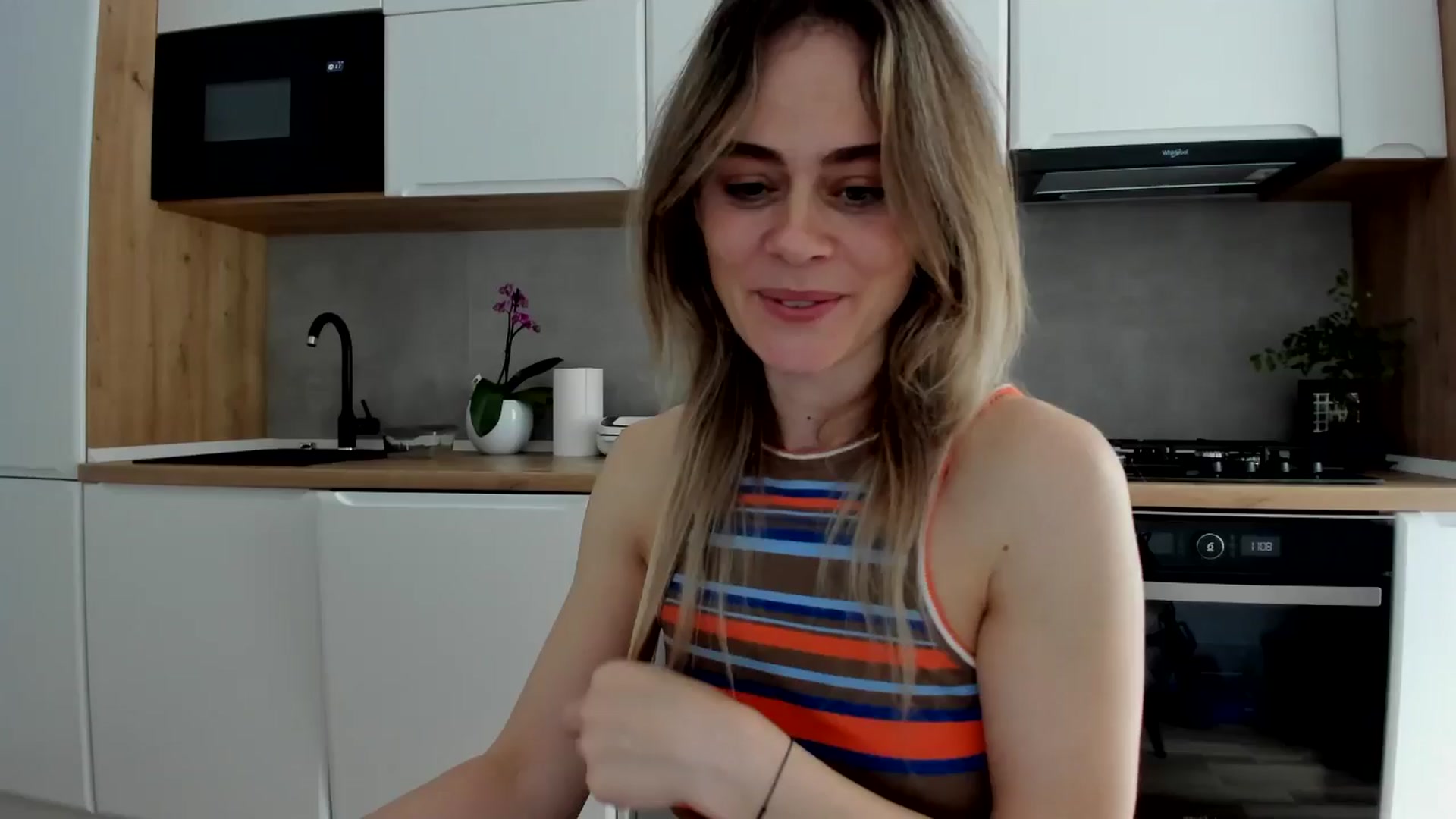 Gallery image thumbnail from DebbyPaige's myfreecams stream on, 04/17/2025, 12:46 image 4 of 20