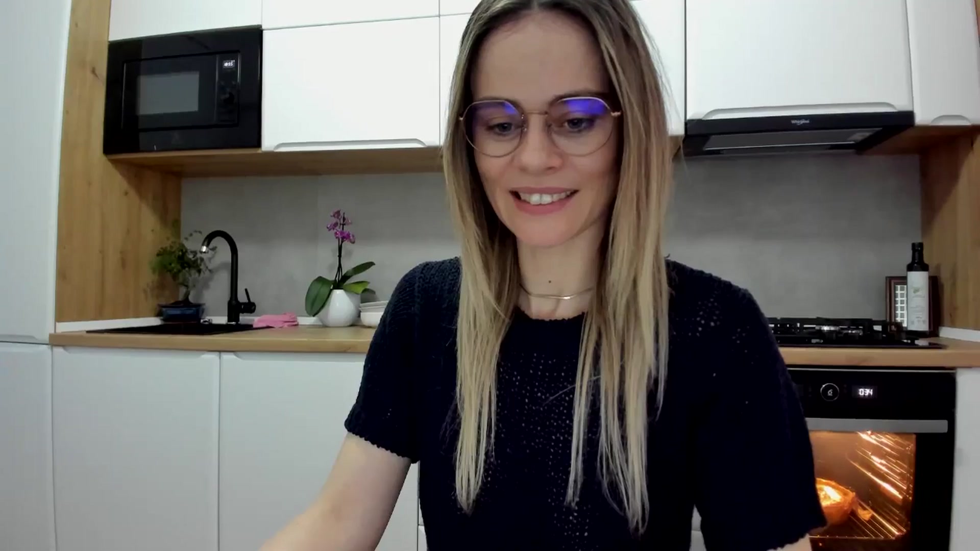 Gallery image thumbnail from DebbyPaige's myfreecams stream on, 04/18/2025, 17:19 image 17 of 20