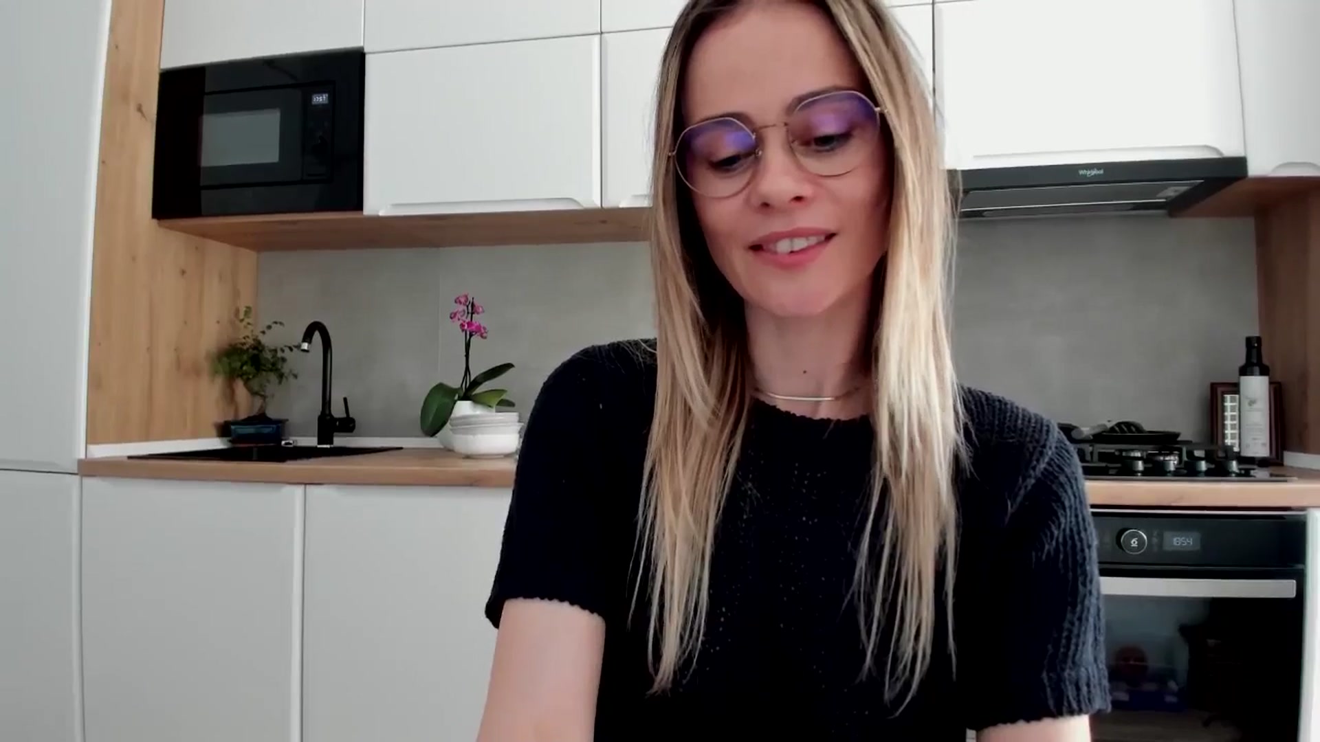 Gallery image thumbnail from DebbyPaige's myfreecams stream on, 04/18/2025, 17:19 image 7 of 20