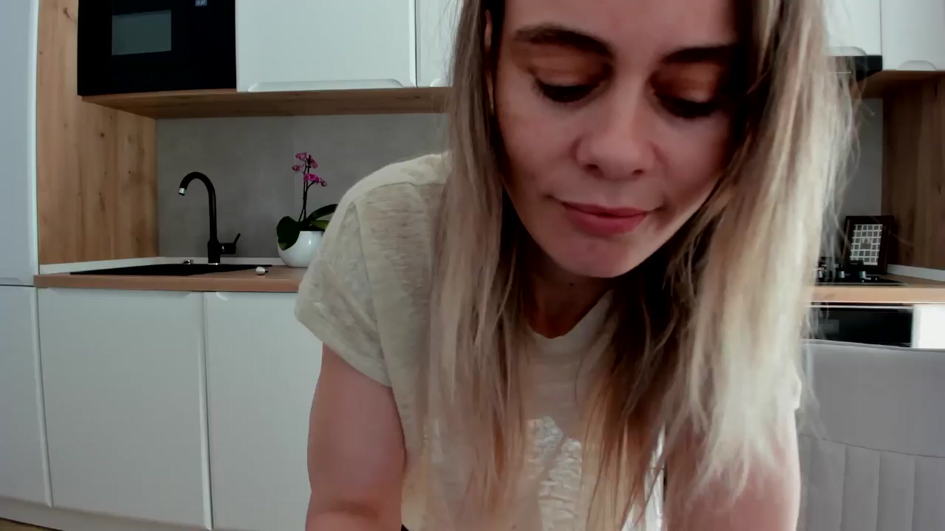 Gallery image thumbnail from DebbyPaige's myfreecams stream on, 04/21/2025, 13:40 image 14 of 20