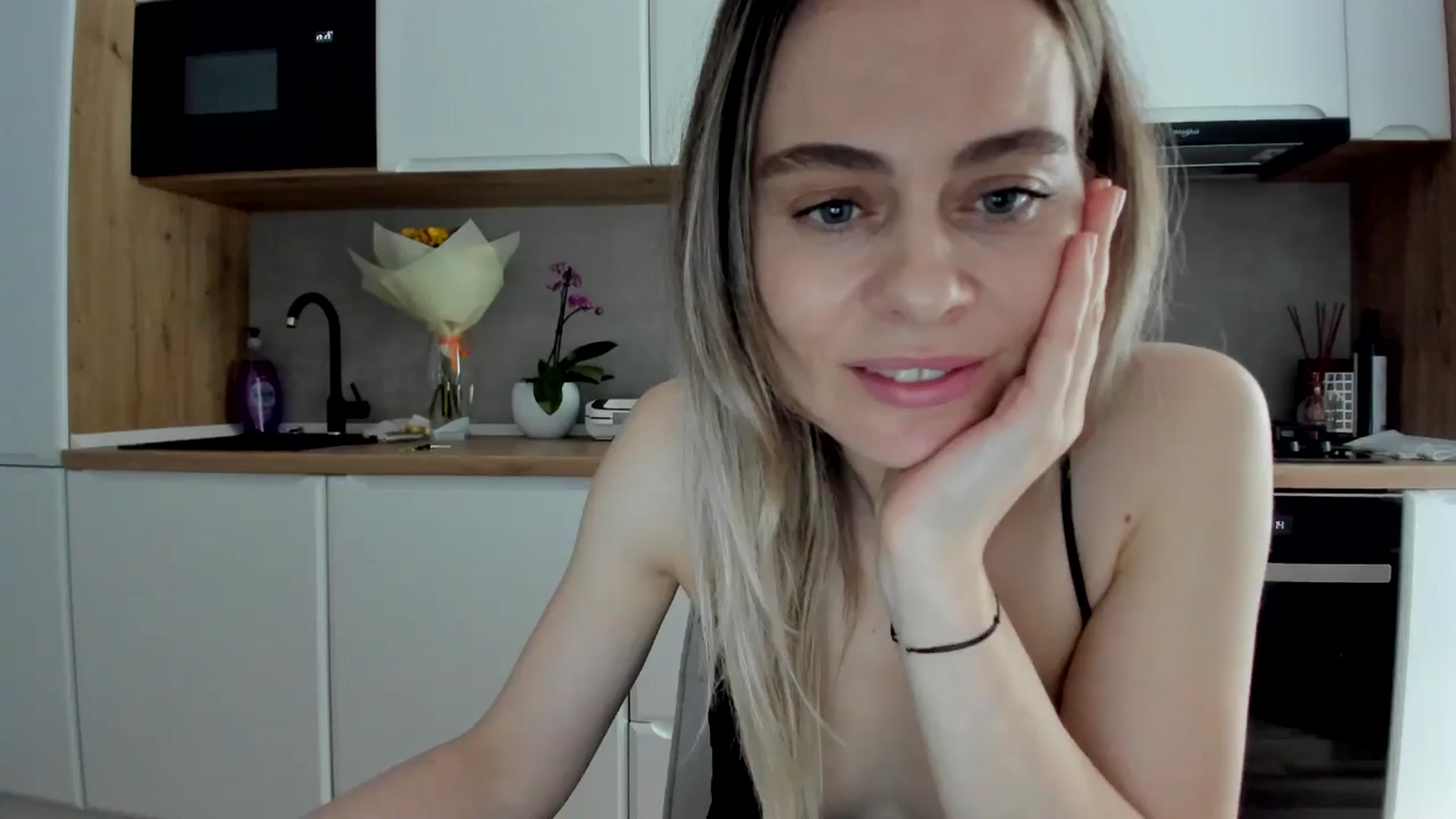 Gallery image thumbnail from DebbyPaige's myfreecams stream on, 04/22/2025, 15:51 image 13 of 20