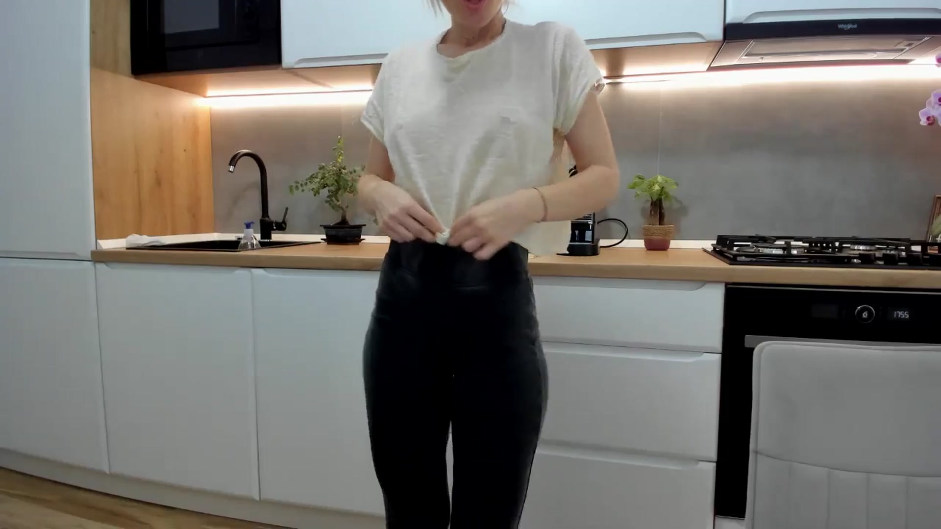 Gallery image thumbnail from DebbyPaige's myfreecams stream on, 05/30/2025, 15:29 image 12 of 20