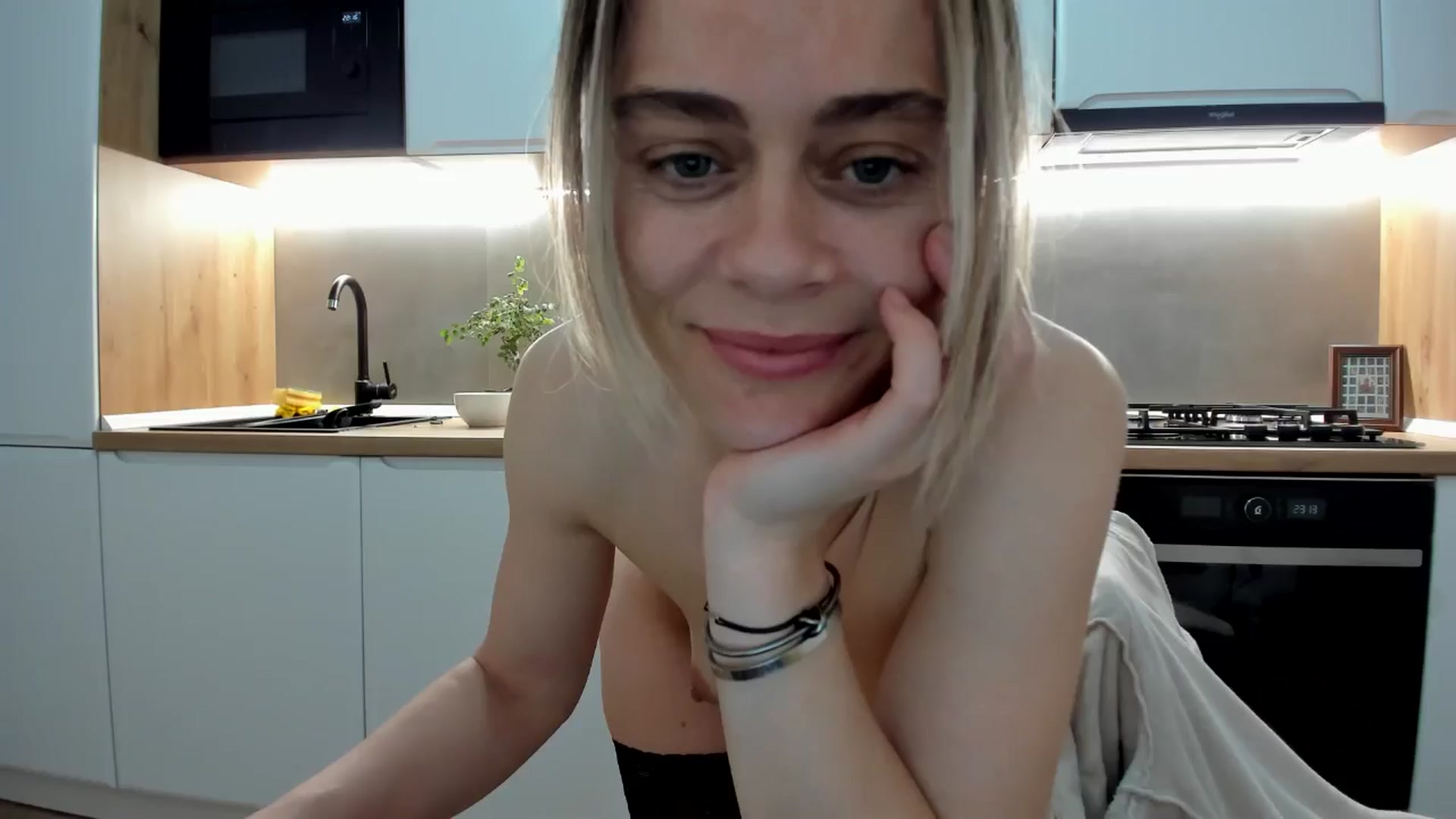 Gallery image thumbnail from DebbyPaige's myfreecams stream on, 05/31/2025, 20:35 image 19 of 20