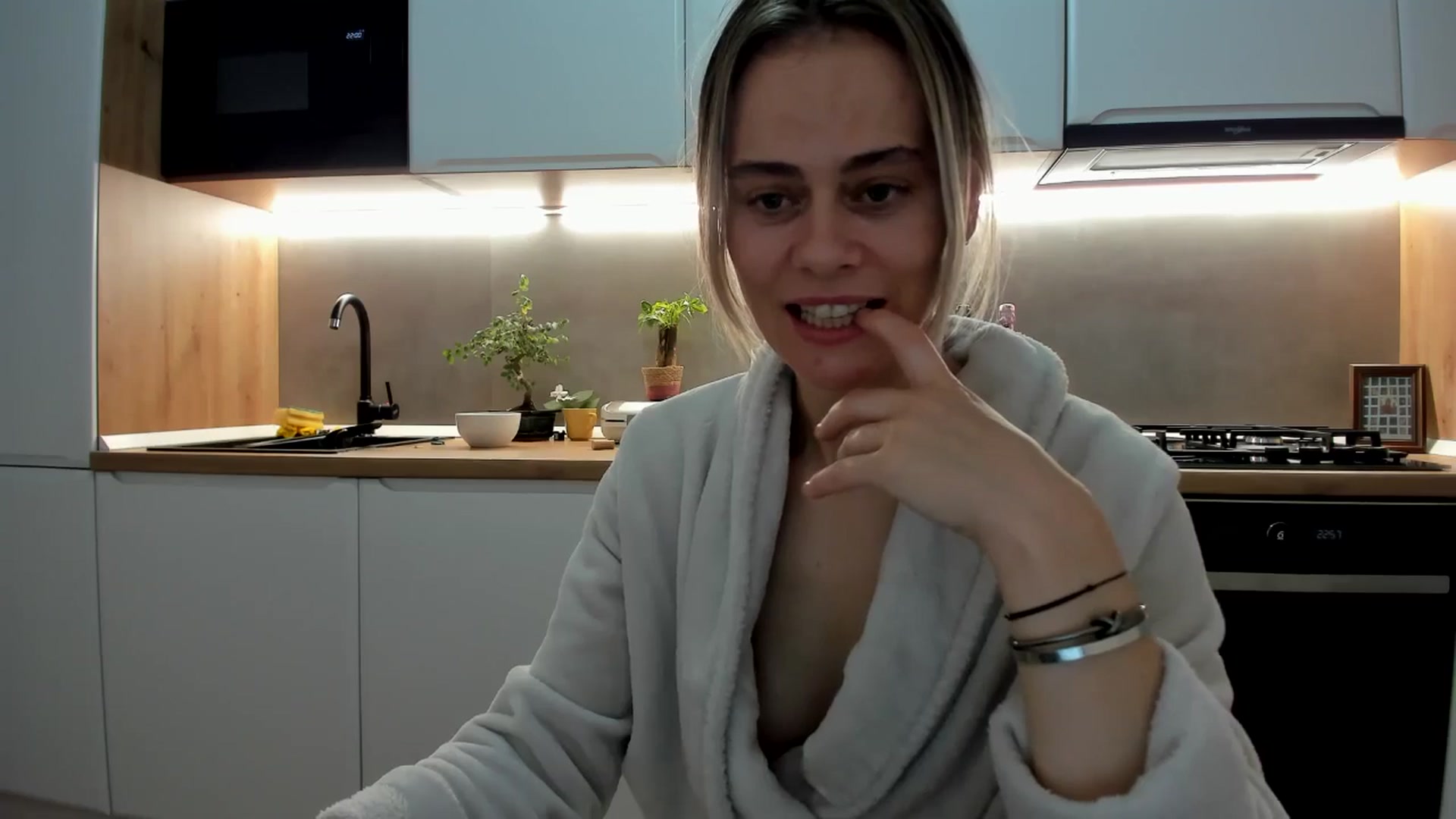 Gallery image thumbnail from DebbyPaige's myfreecams stream on, 05/31/2025, 20:35 image 17 of 20