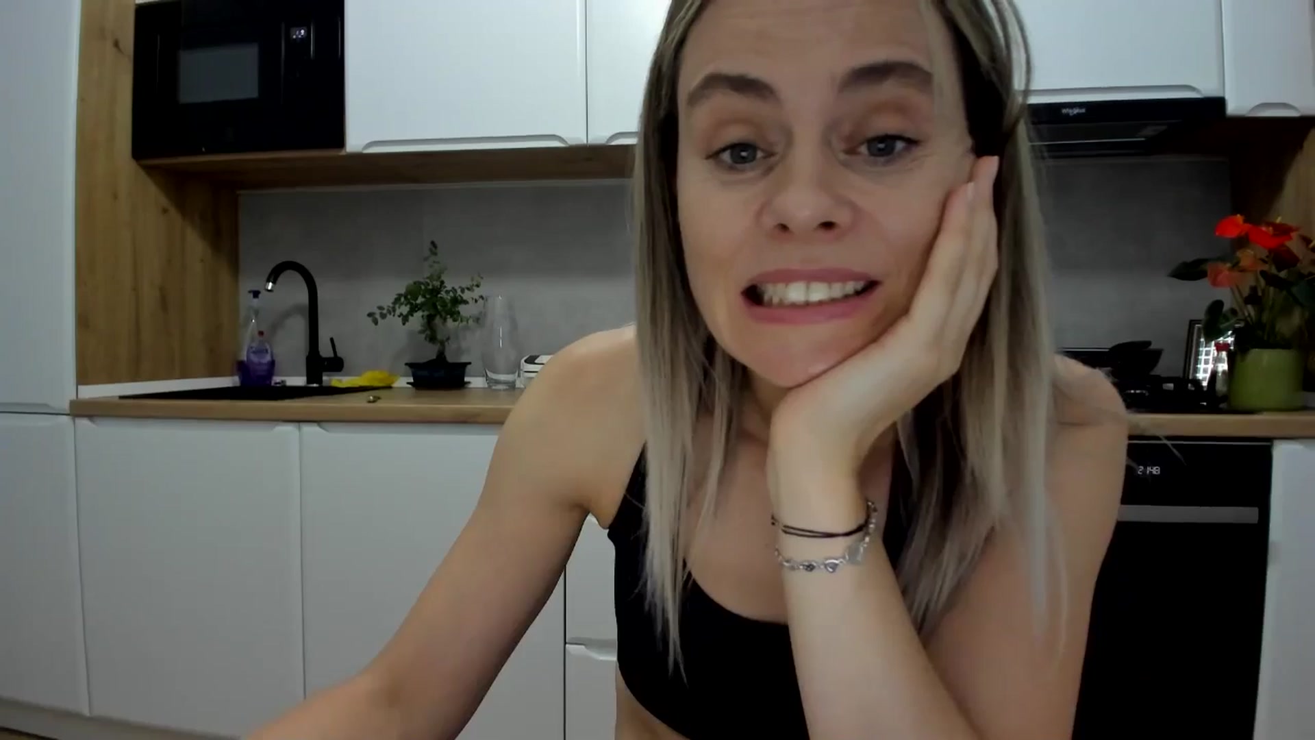 Gallery image thumbnail from DebbyPaige's myfreecams stream on, 07/04/2025, 19:04 image 17 of 20