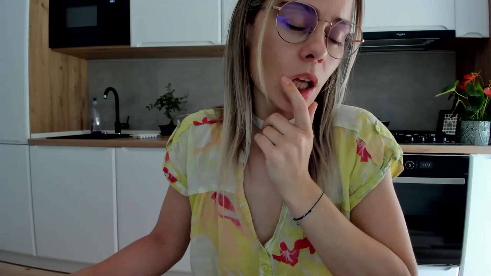 Gallery image thumbnail from DebbyPaige's myfreecams stream on, 07/14/2025, 11:46 image 16 of 20