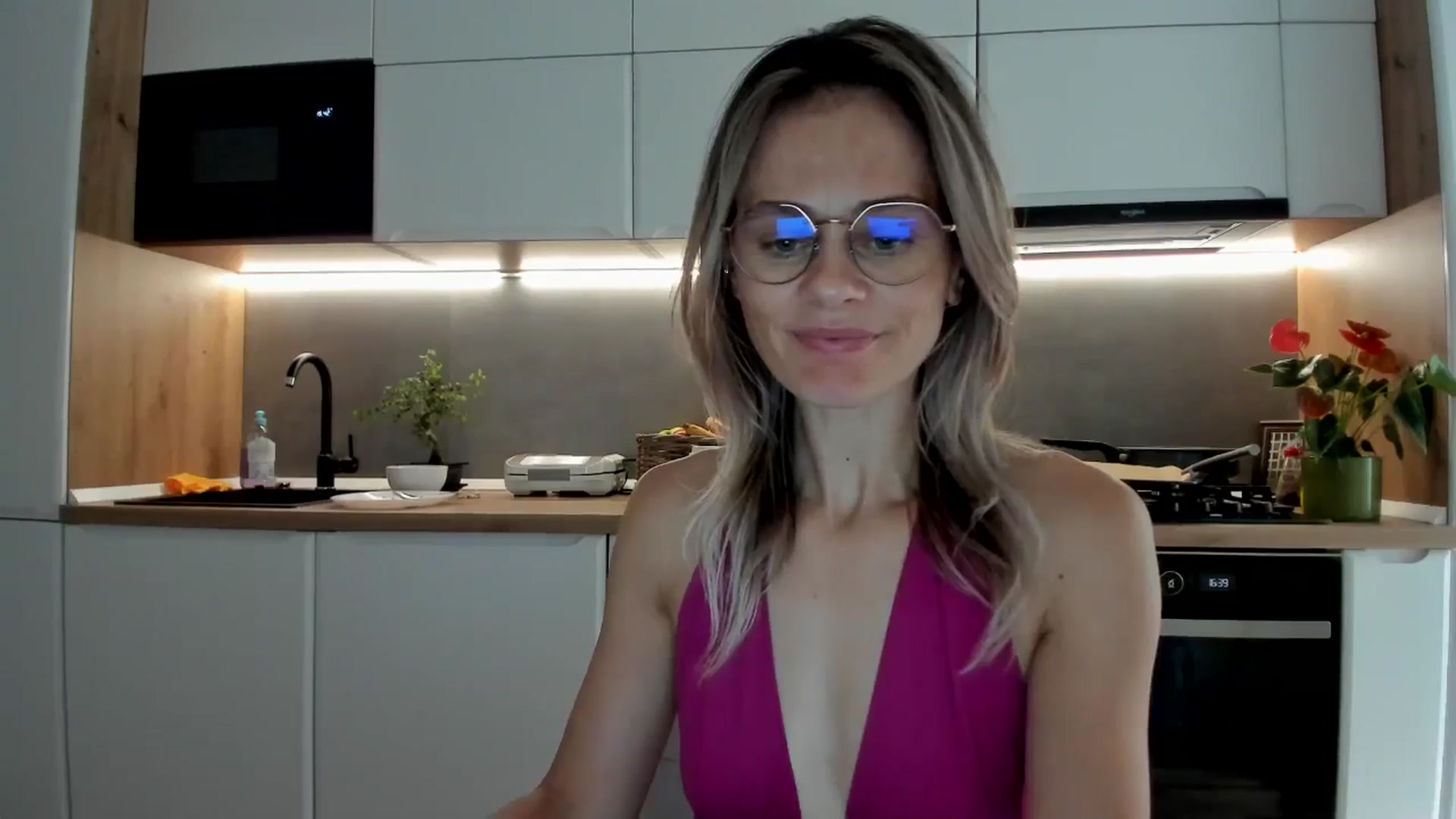 Gallery image thumbnail from DebbyPaige's myfreecams stream on, 07/31/2025, 13:46 image 16 of 20