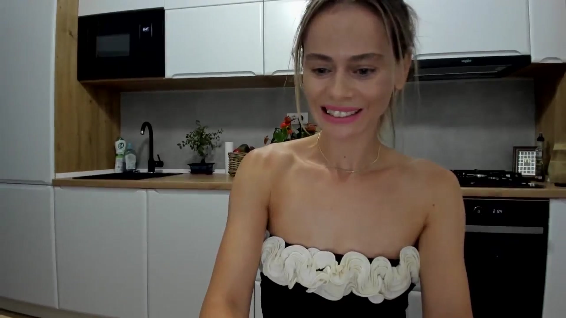 Gallery image thumbnail from DebbyPaige's myfreecams stream on, 08/09/2025, 19:25 image 6 of 20