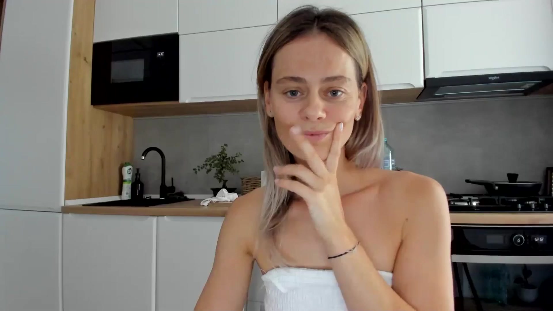 Gallery image thumbnail from DebbyPaige's myfreecams stream on, 08/28/2025, 09:30 image 19 of 20