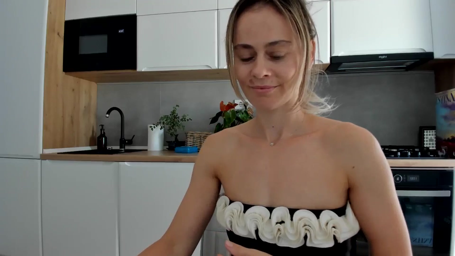 Gallery image thumbnail from DebbyPaige's myfreecams stream on, 09/16/2025, 11:50 image 11 of 20