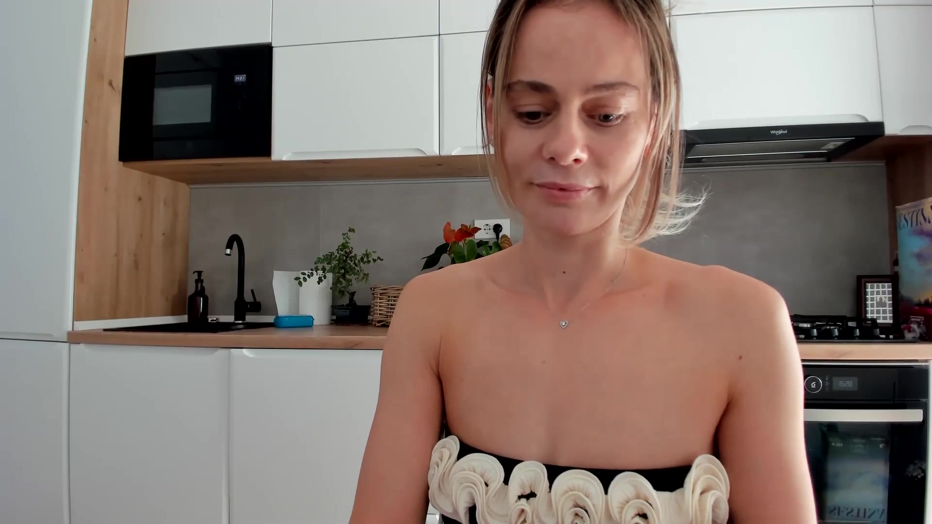 Gallery image thumbnail from DebbyPaige's myfreecams stream on, 09/16/2025, 13:28 image 6 of 20