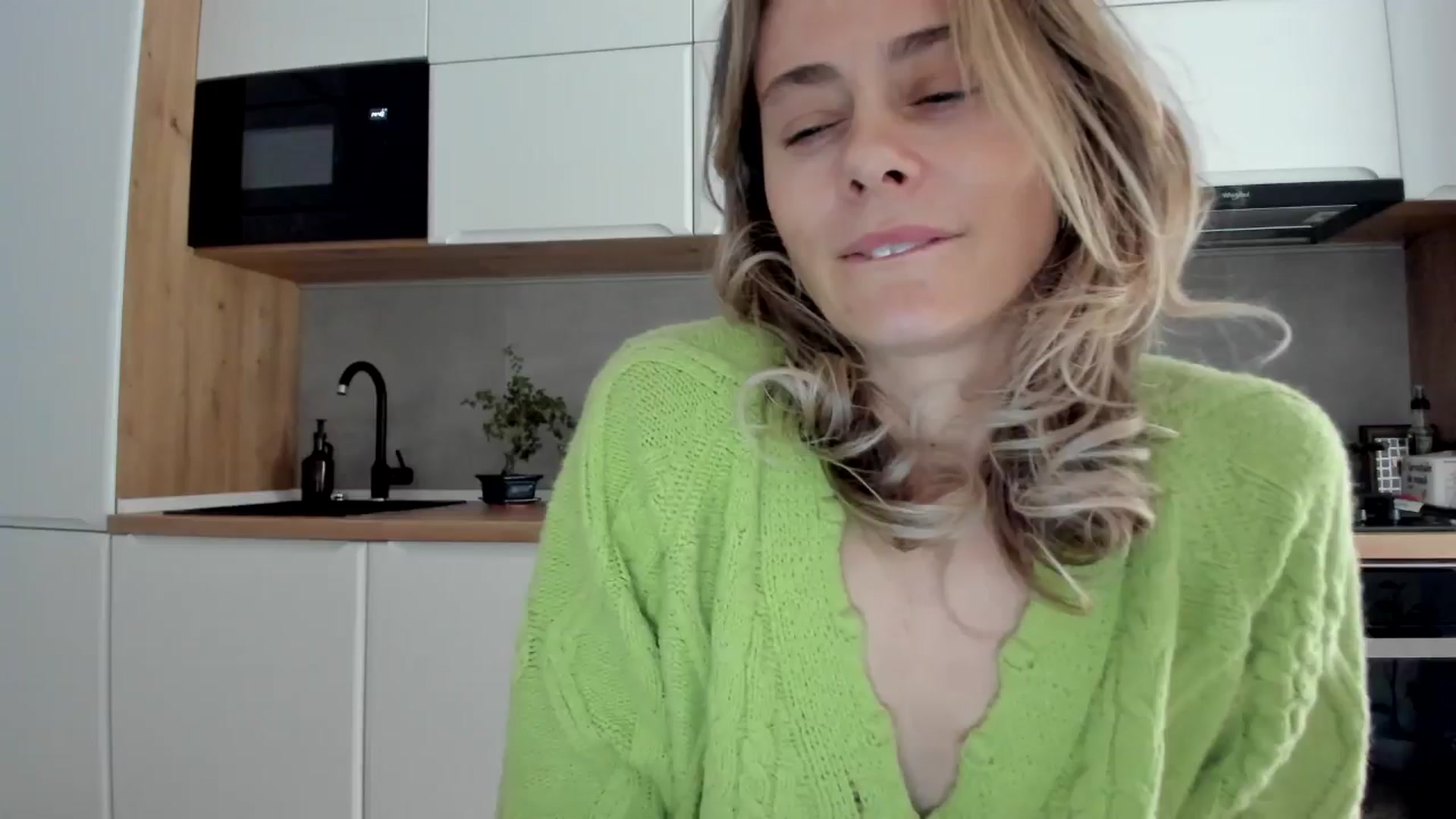 Gallery image thumbnail from DebbyPaige's myfreecams stream on, 09/29/2025, 13:27 image 12 of 20