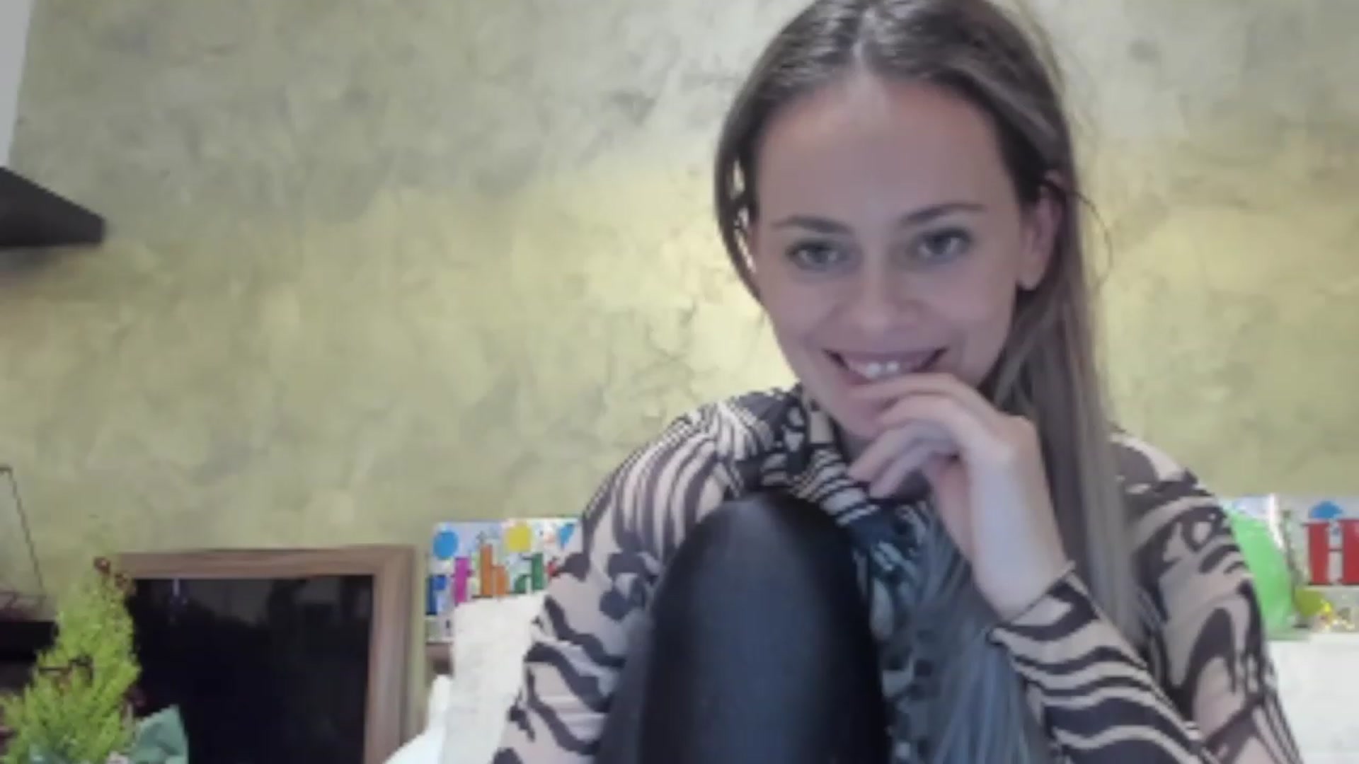 Gallery image thumbnail from DebraPaige's myfreecams stream on, 12/06/2022, 14:33 image 15 of 20