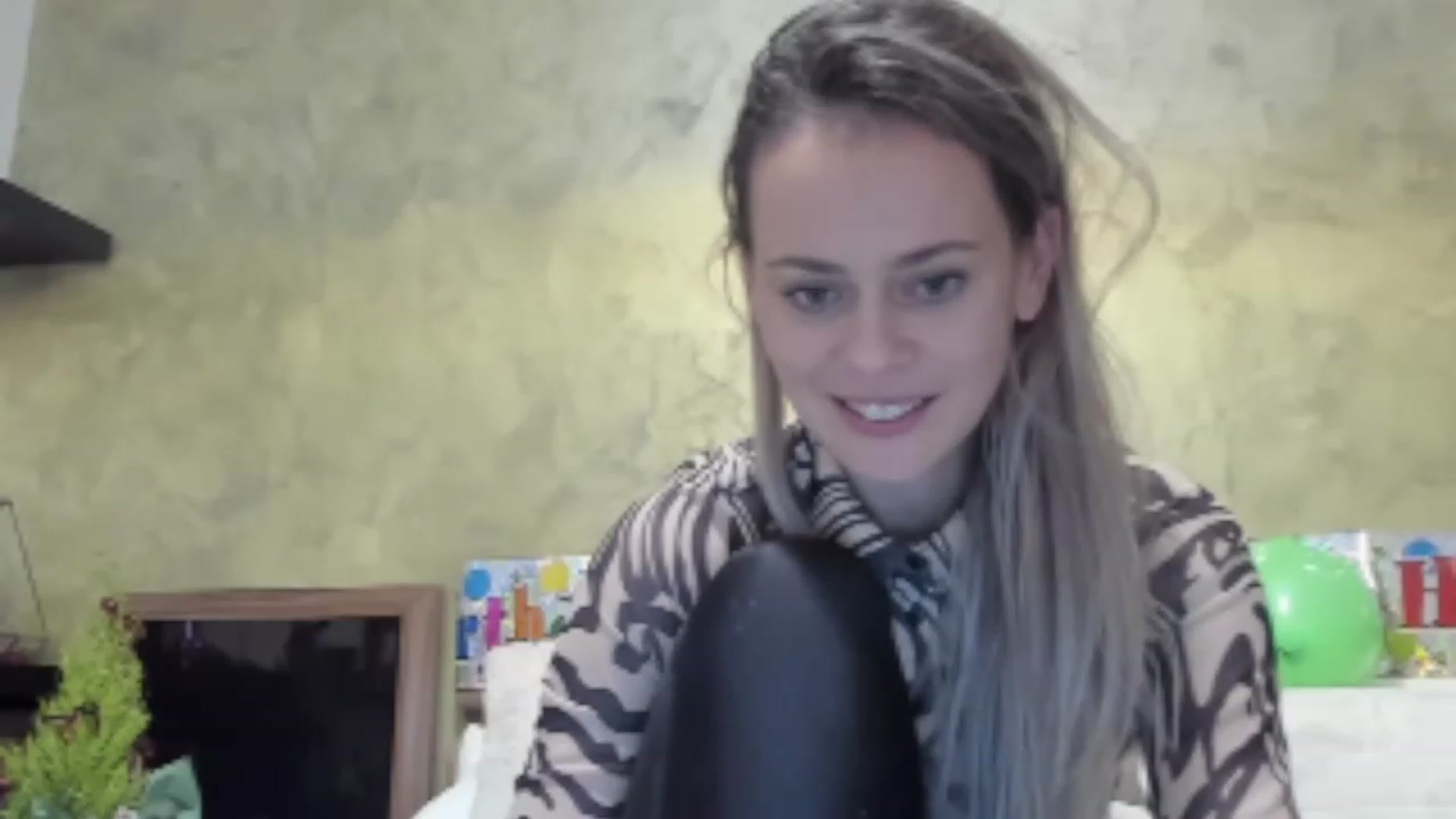 Gallery image thumbnail from DebraPaige's myfreecams stream on, 12/06/2022, 14:33 image 16 of 20