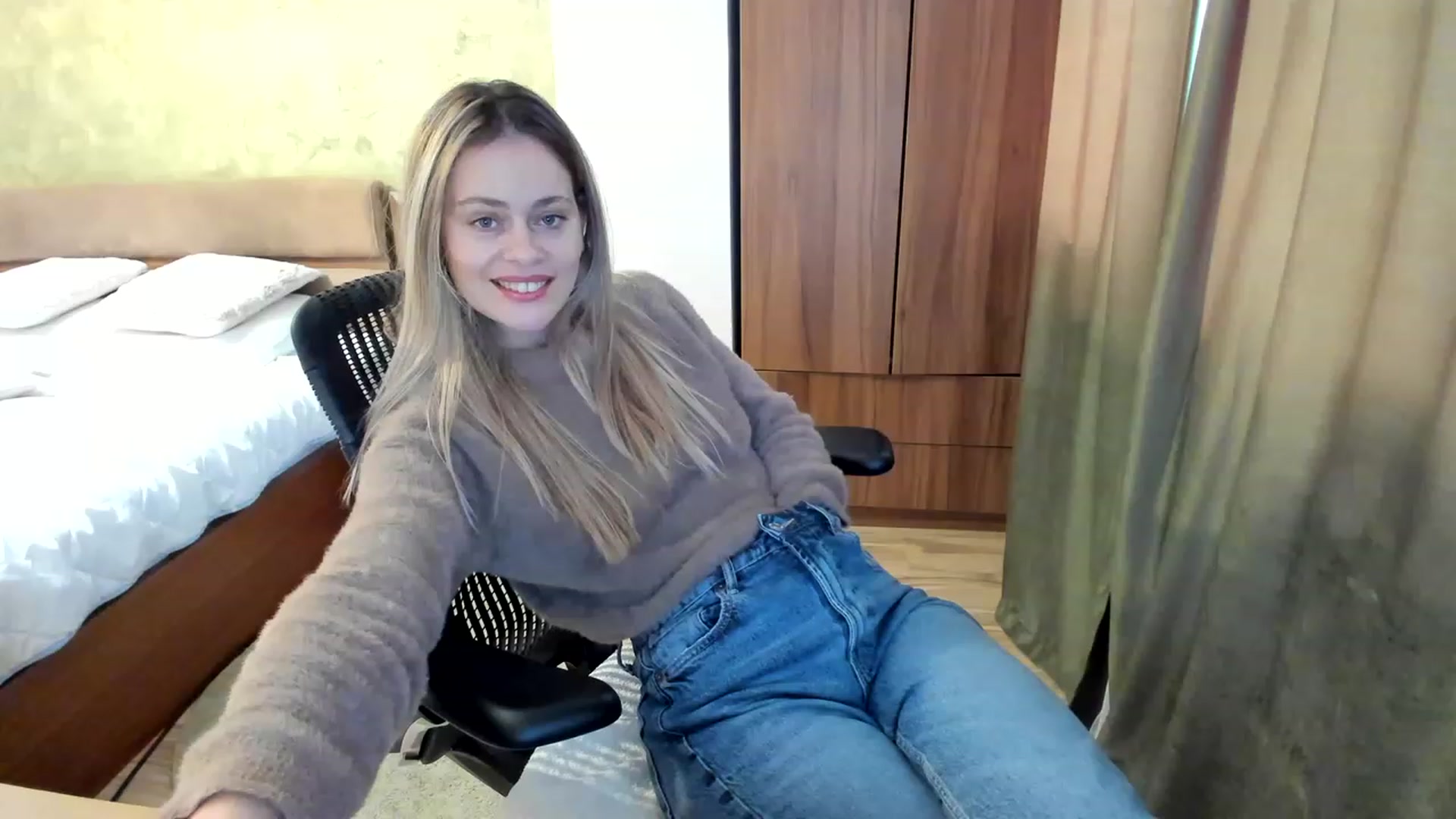 Gallery image thumbnail from DebraPaige's myfreecams stream on, 03/08/2023, 09:40 image 6 of 20