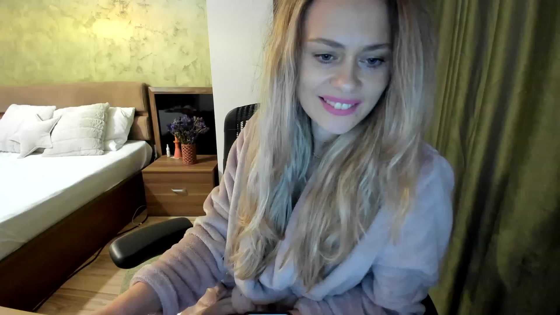 Gallery image thumbnail from DebraPaige's myfreecams stream on, 03/16/2023, 14:04 image 13 of 20