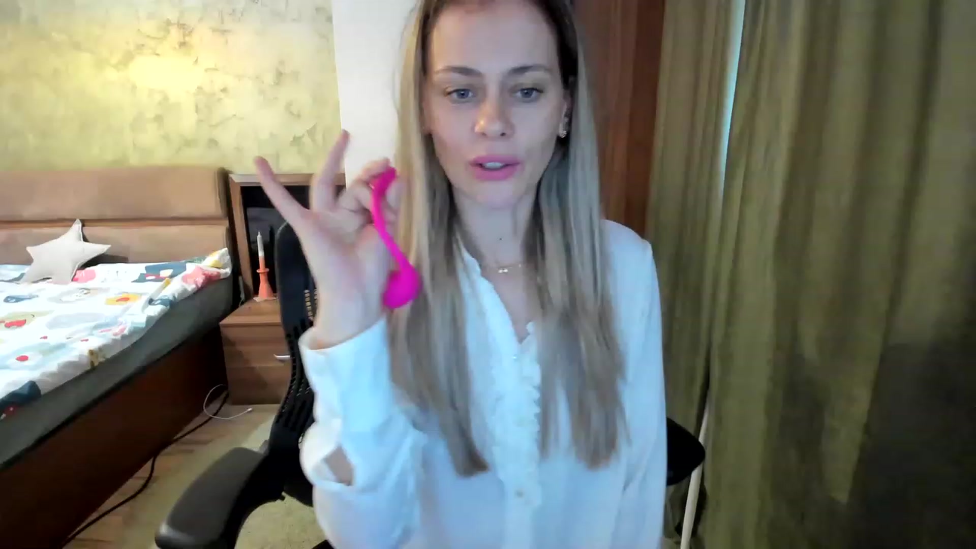 Gallery image thumbnail from DebraPaige's myfreecams stream on, 03/27/2023, 12:27 image 10 of 20