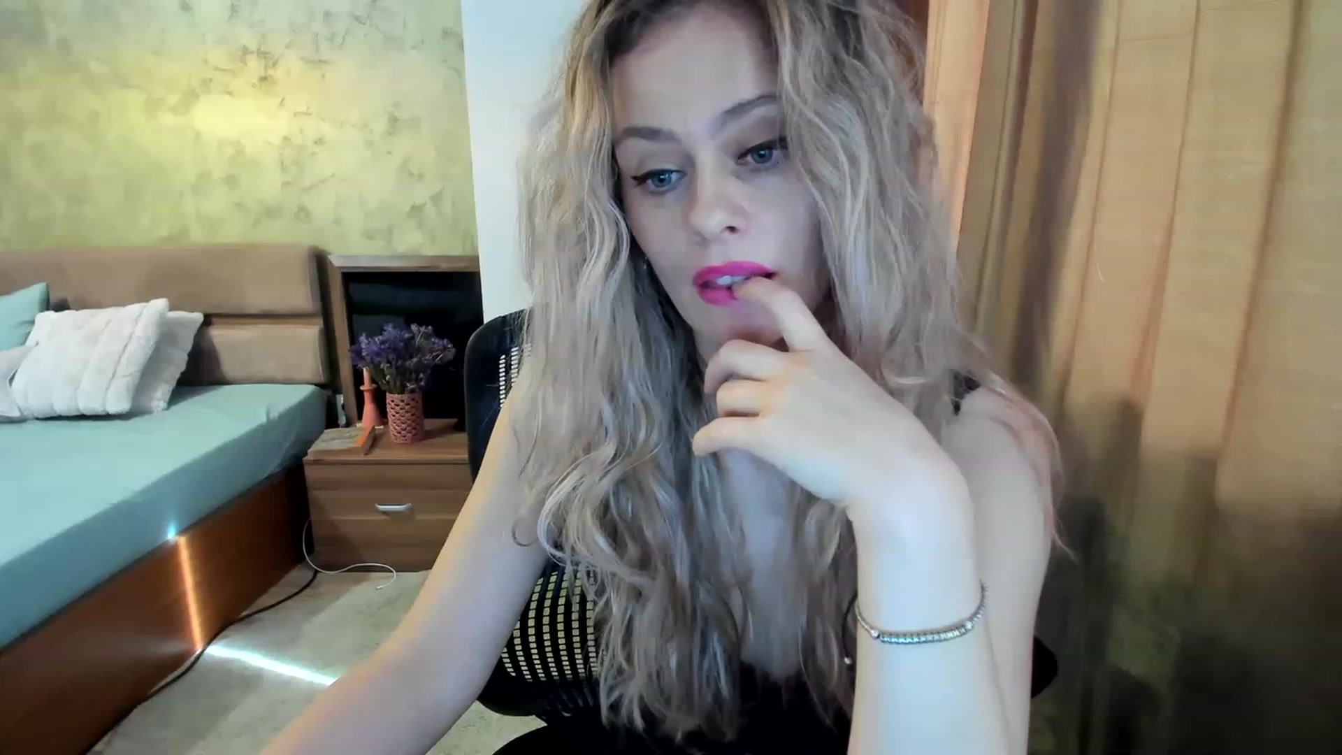 Gallery image thumbnail from DebraPaige's myfreecams stream on, 03/29/2023, 07:55 image 14 of 20