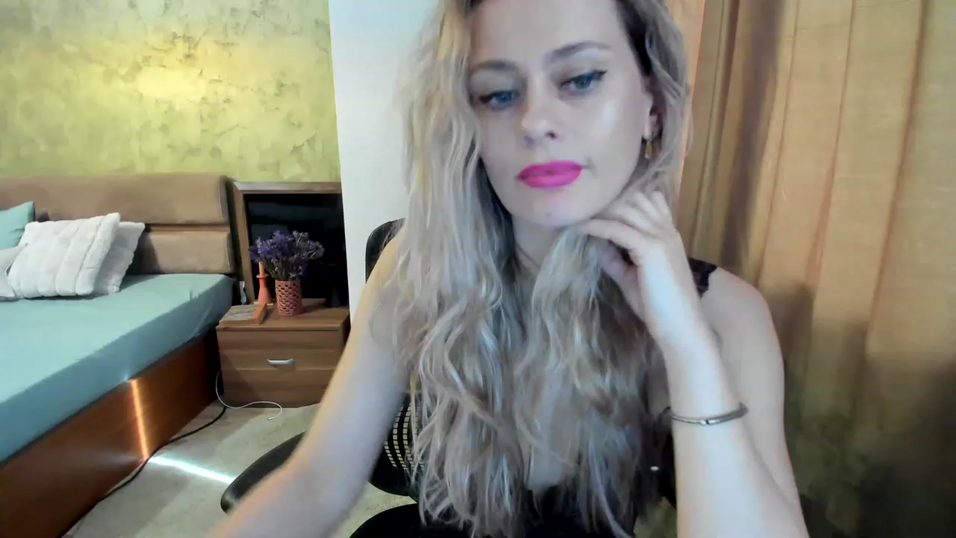 Gallery image thumbnail from DebraPaige's myfreecams stream on, 03/29/2023, 07:55 image 16 of 20