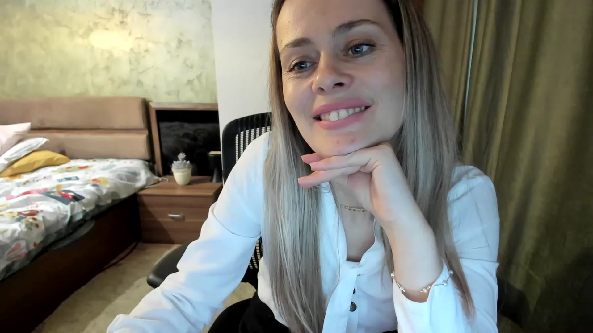 Gallery image thumbnail from DebraPaige's myfreecams stream on, 04/20/2023, 11:21 image 9 of 20