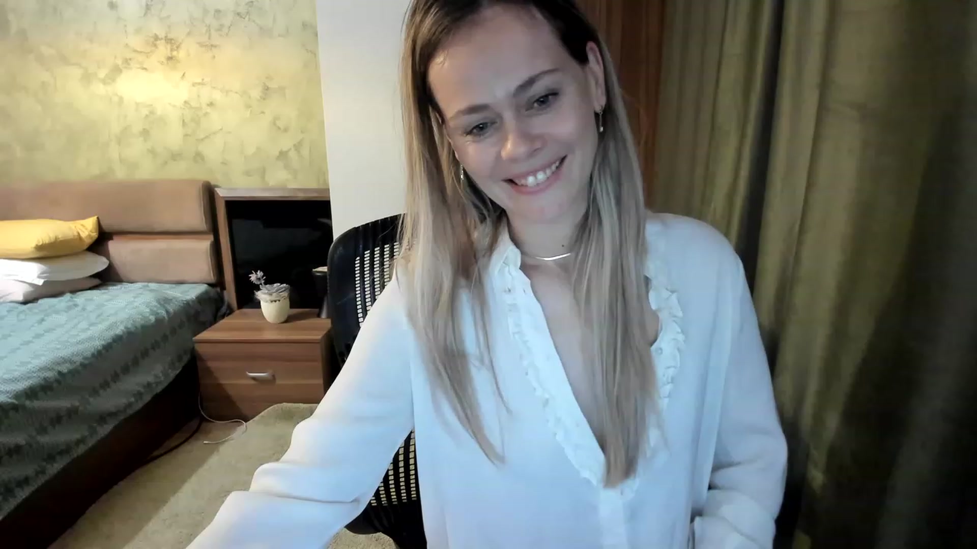 Gallery image thumbnail from DebraPaige's myfreecams stream on, 04/21/2023, 11:15 image 13 of 20