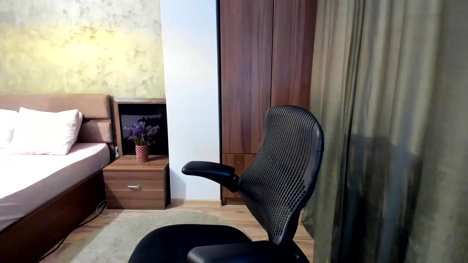 Gallery image thumbnail from DebraPaige's myfreecams stream on, 06/08/2023, 10:14 image 1 of 20