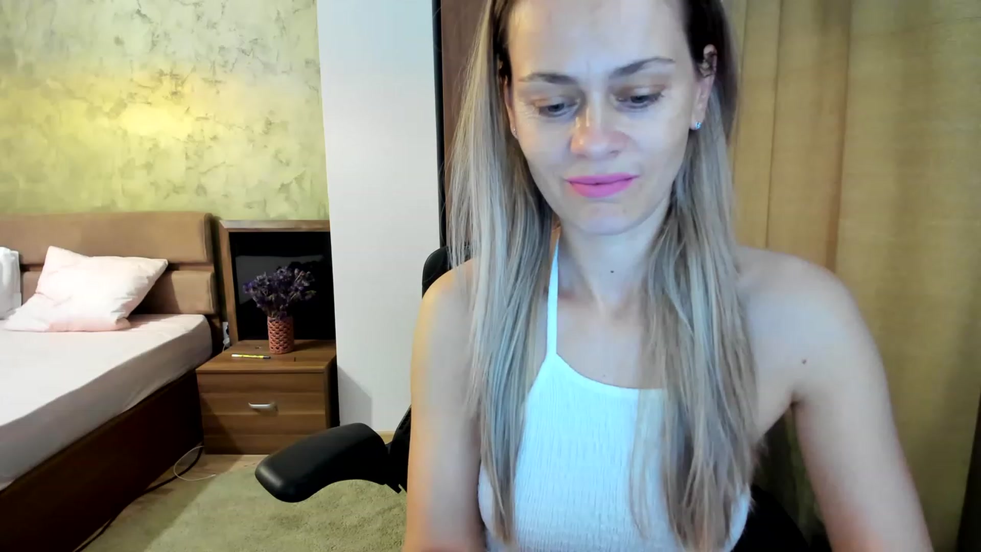 Gallery image thumbnail from DebraPaige's myfreecams stream on, 06/14/2023, 09:25 image 4 of 20