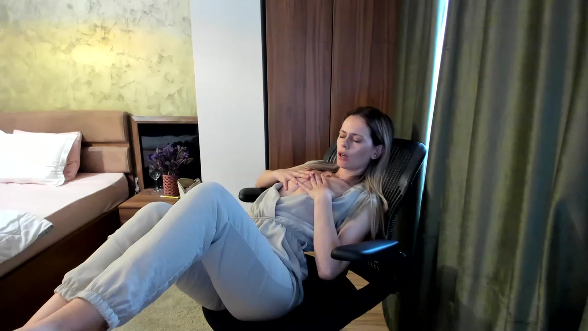Gallery image thumbnail from DebraPaige's myfreecams stream on, 06/19/2023, 13:16 image 14 of 20