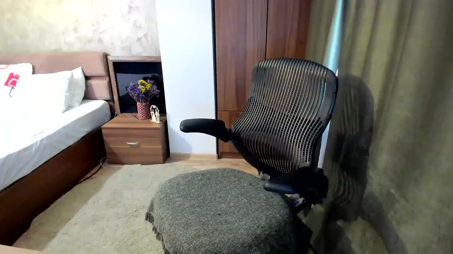 Gallery image thumbnail from DebraPaige's myfreecams stream on, 08/10/2023, 07:50 image 4 of 20