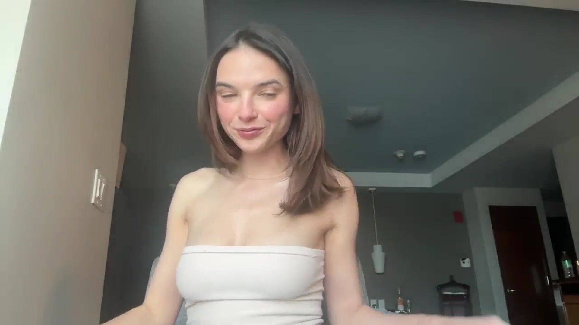 Gallery image thumbnail from DeeLightful's myfreecams stream on, 04/16/2024, 20:37 image 17 of 20