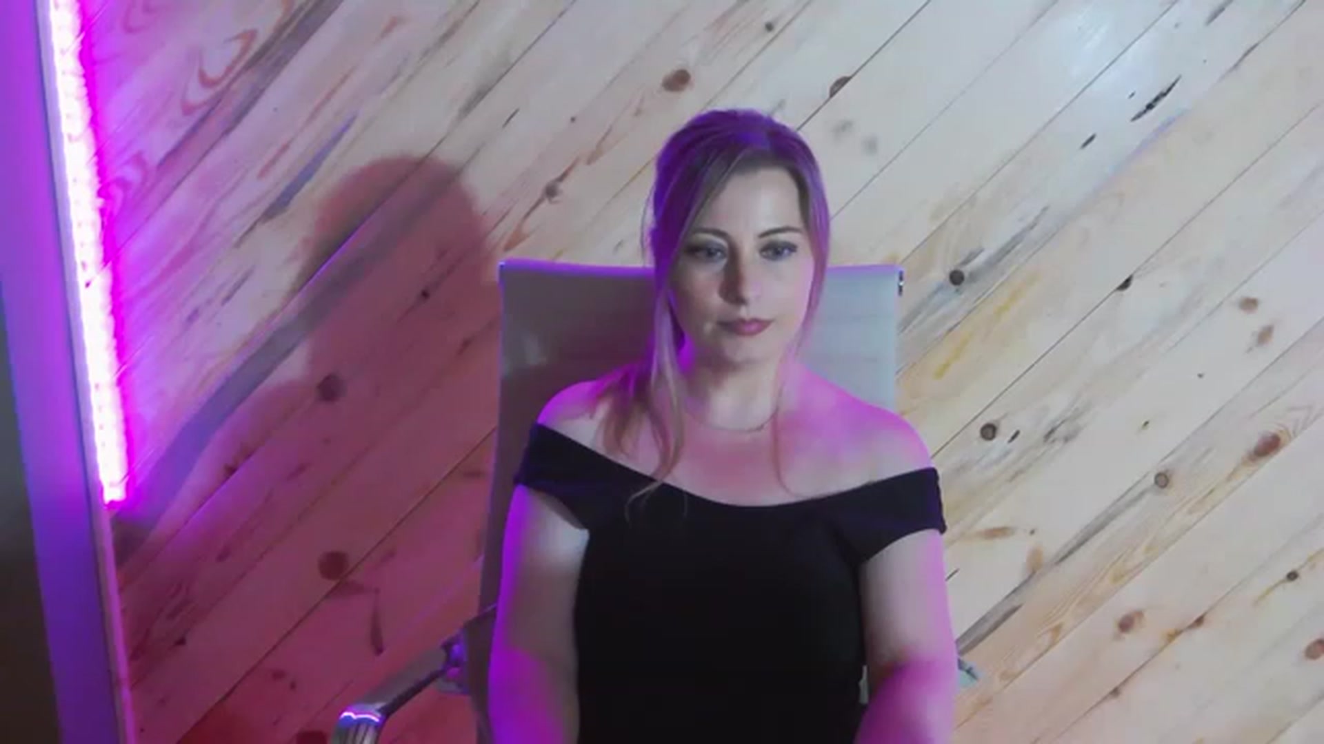 Gallery image thumbnail from DeliceSmile's myfreecams stream on, 07/21/2023, 18:43 image 17 of 20