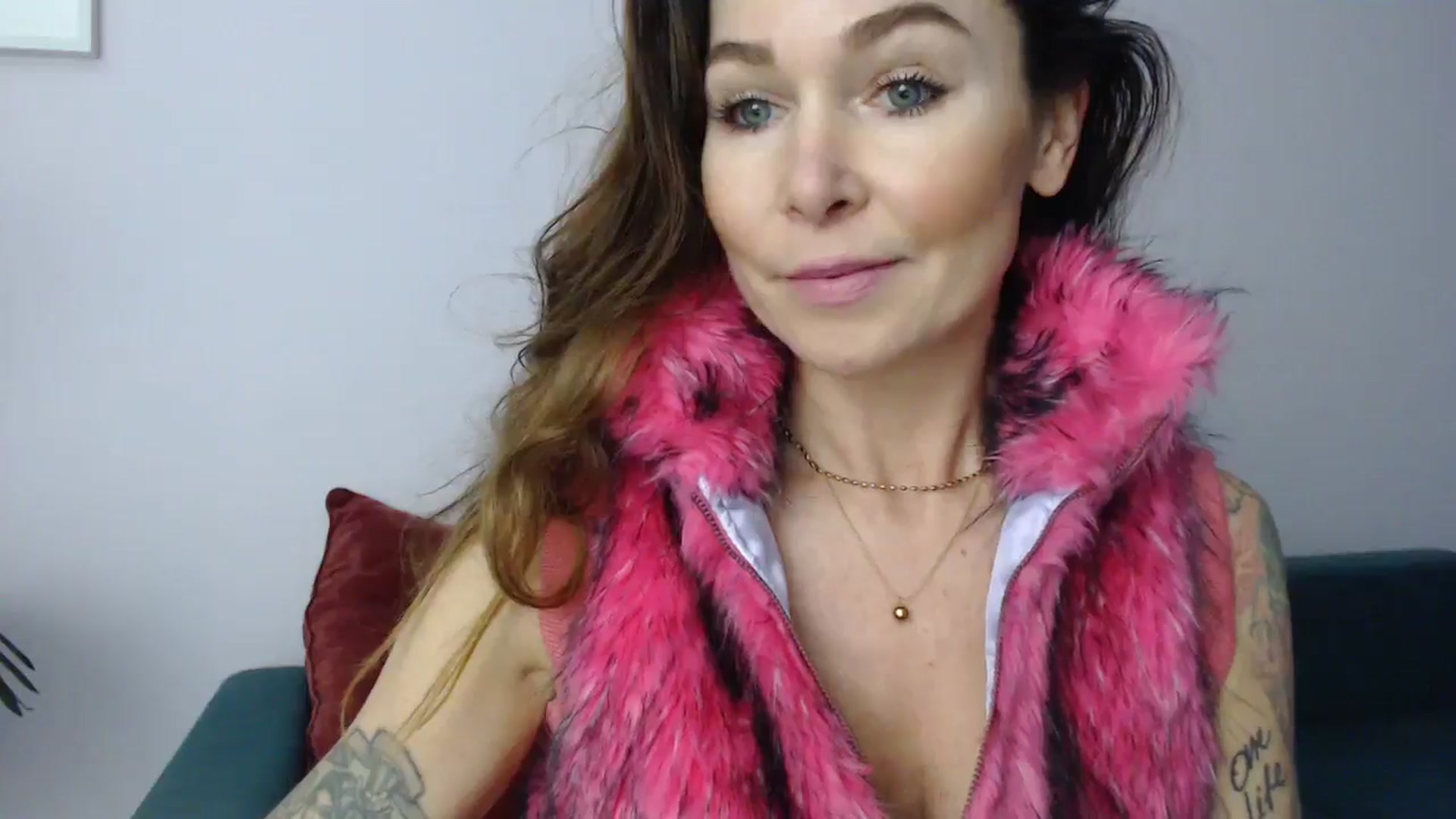 Gallery image thumbnail from Delilah_sweet's myfreecams stream on, 11/18/2024, 17:12 image 3 of 20