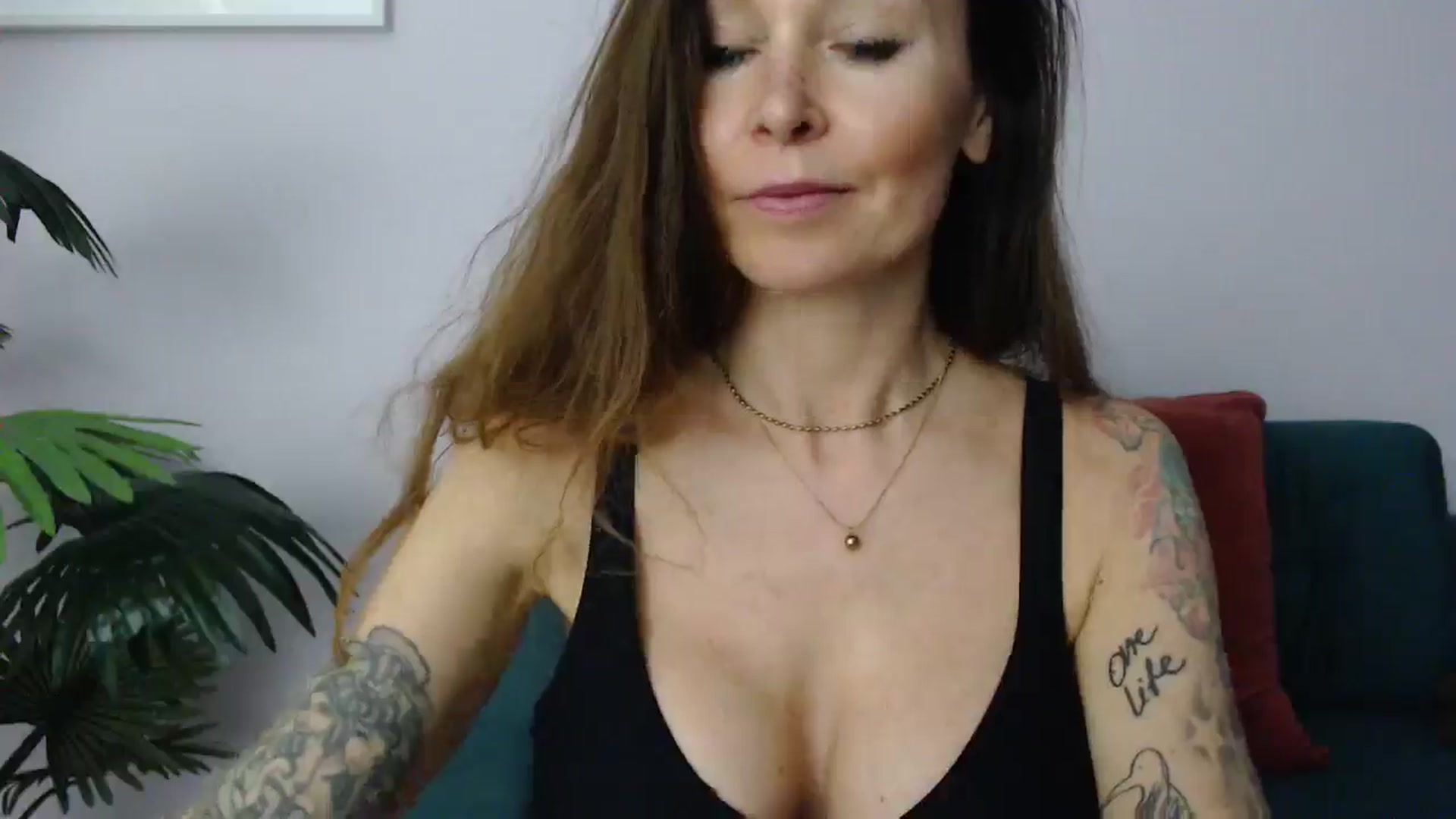 Gallery image thumbnail from Delilah_sweet's myfreecams stream on, 05/06/2025, 19:10 image 12 of 20